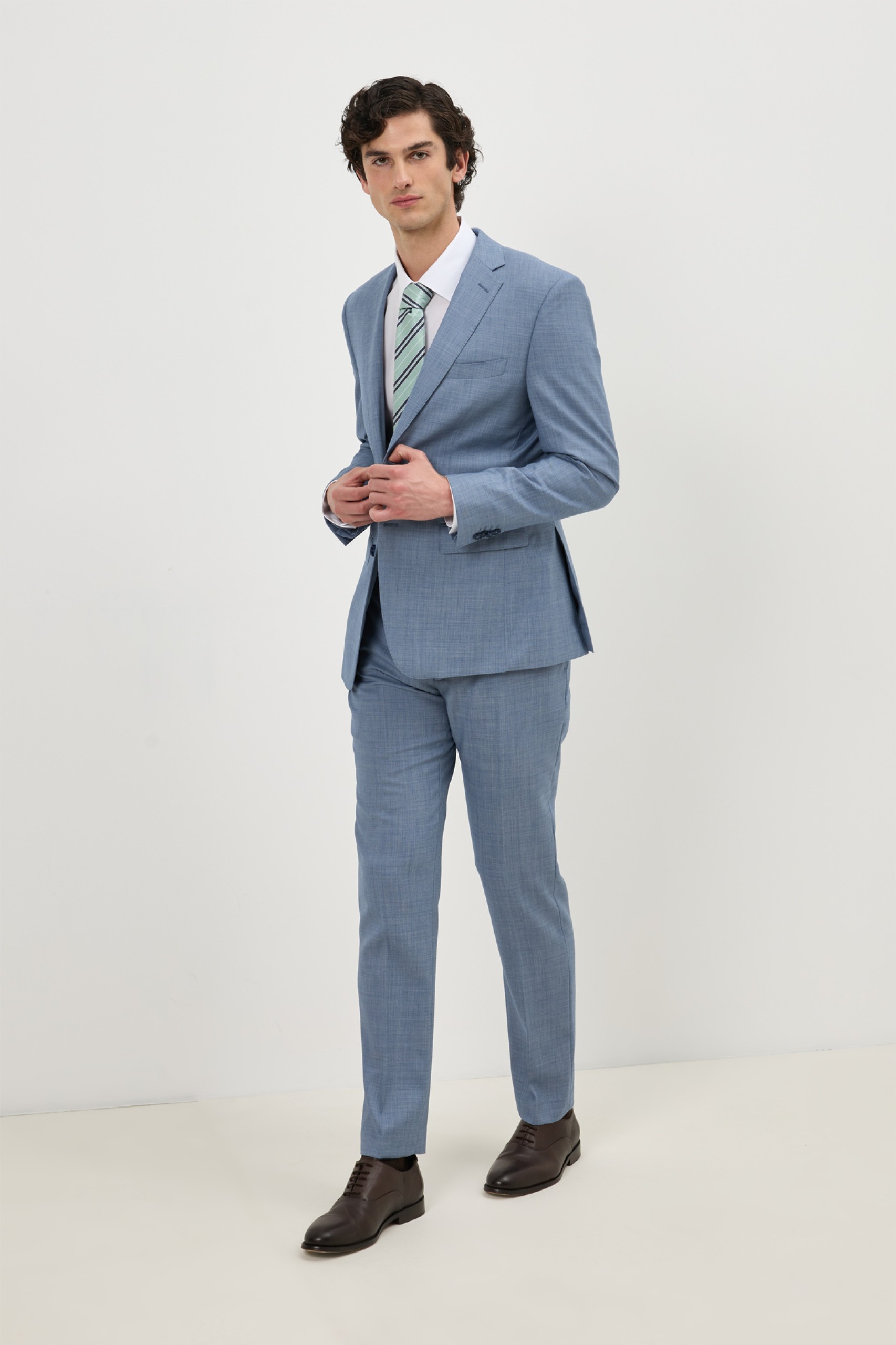 Traje clásico de corte ajustado en lana