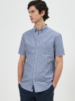 Camisa de manga curta �s riscas regular fit