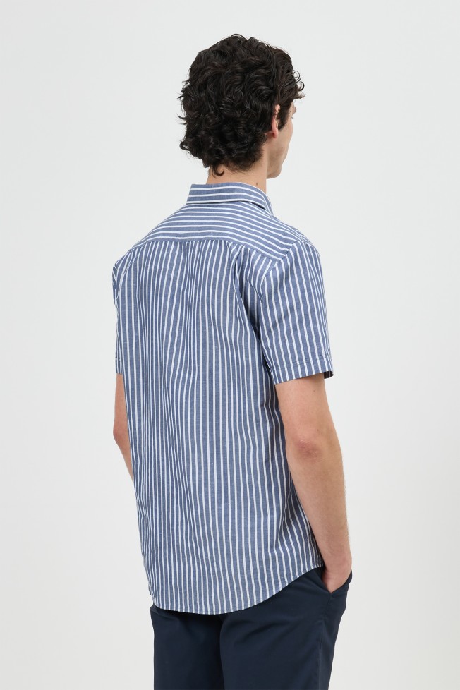 Camisa de manga curta às riscas regular fit Camisa de manga curta às riscas regular fit