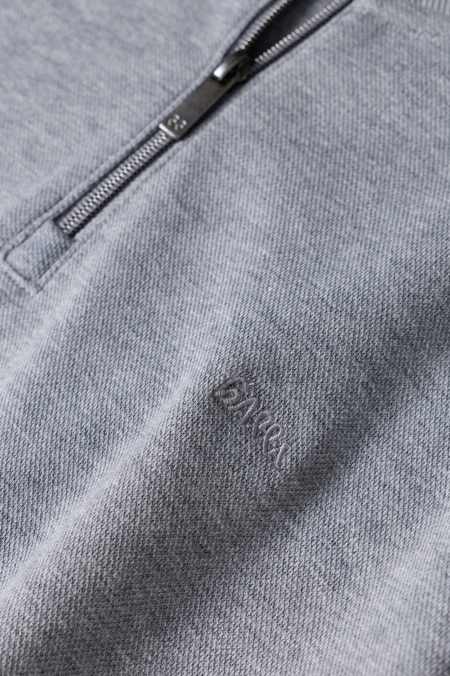 Jersey gris con cremallera y cuello