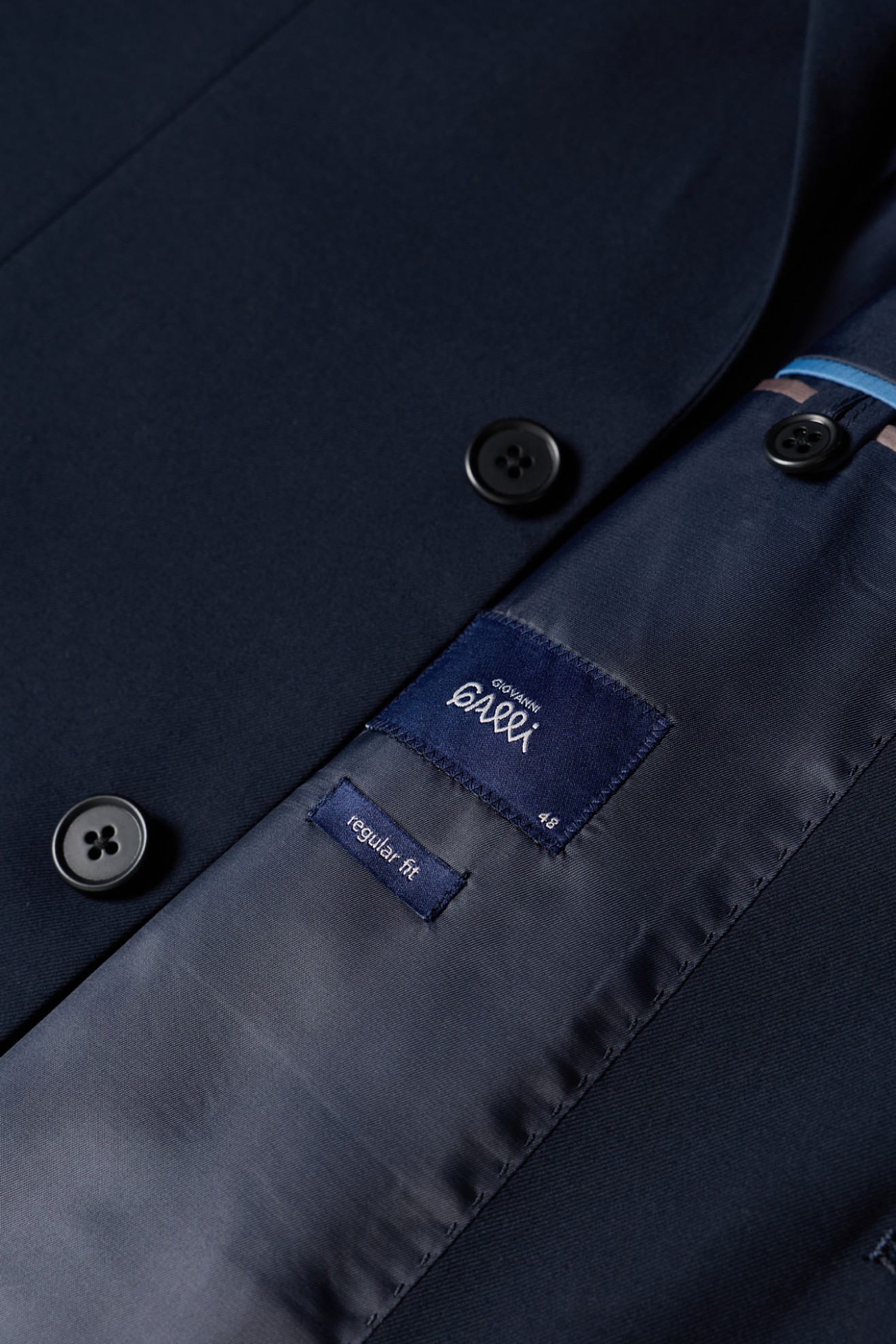 Fato regular fit em azul-marinho