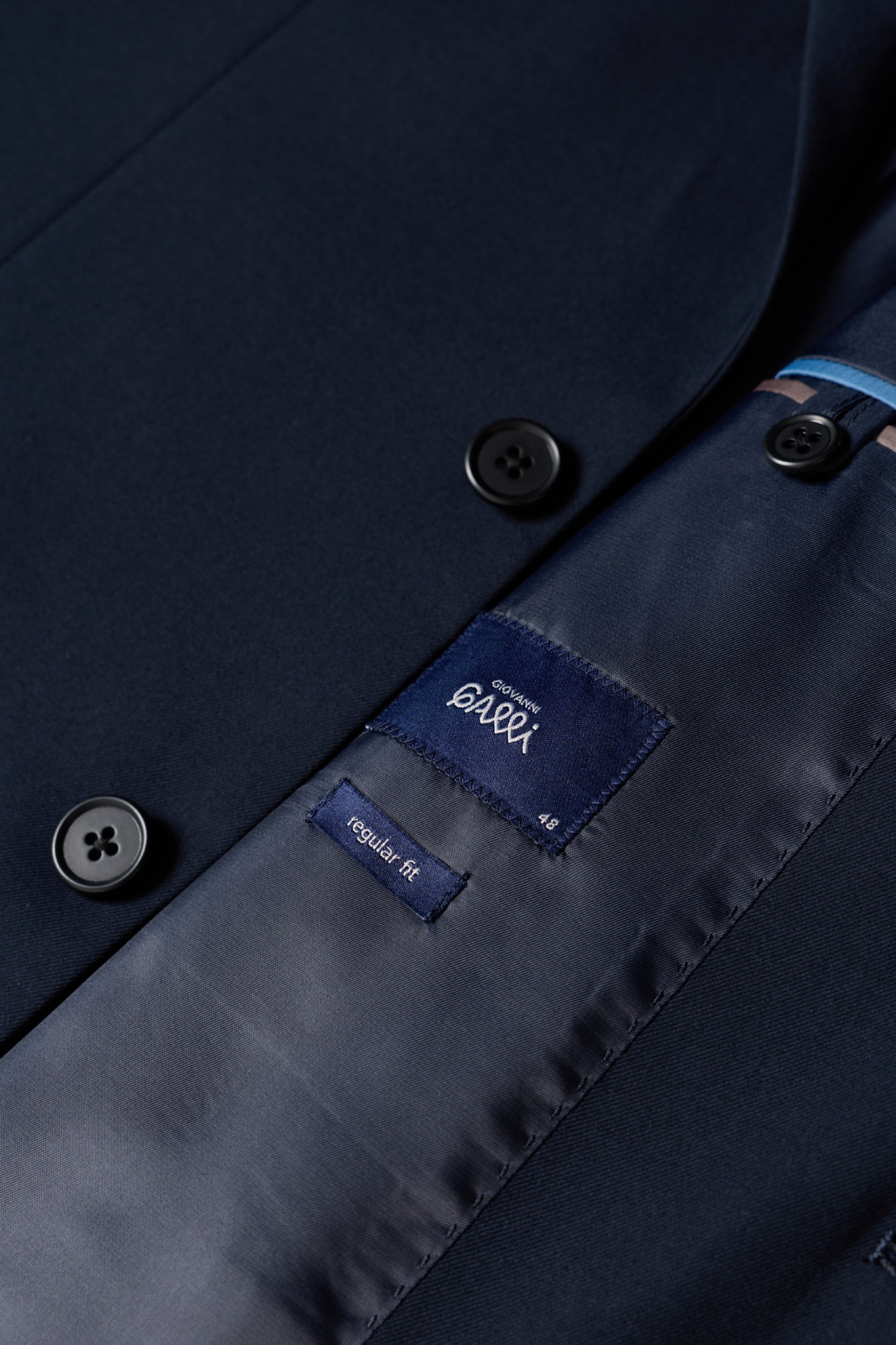 Fato regular fit em azul-marinho