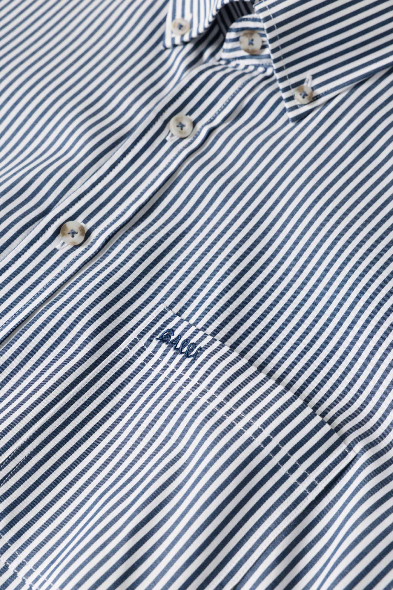 Camisa �s riscas regular fit em algod�o azul