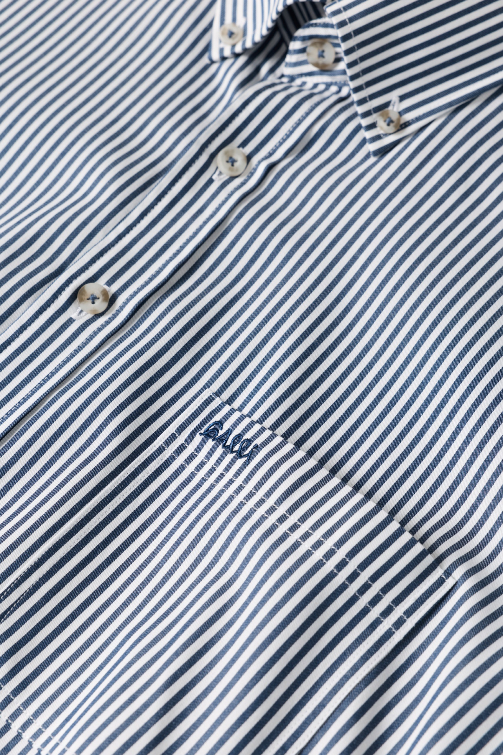 Camisa de corte regular a rayas en algodón azul.
