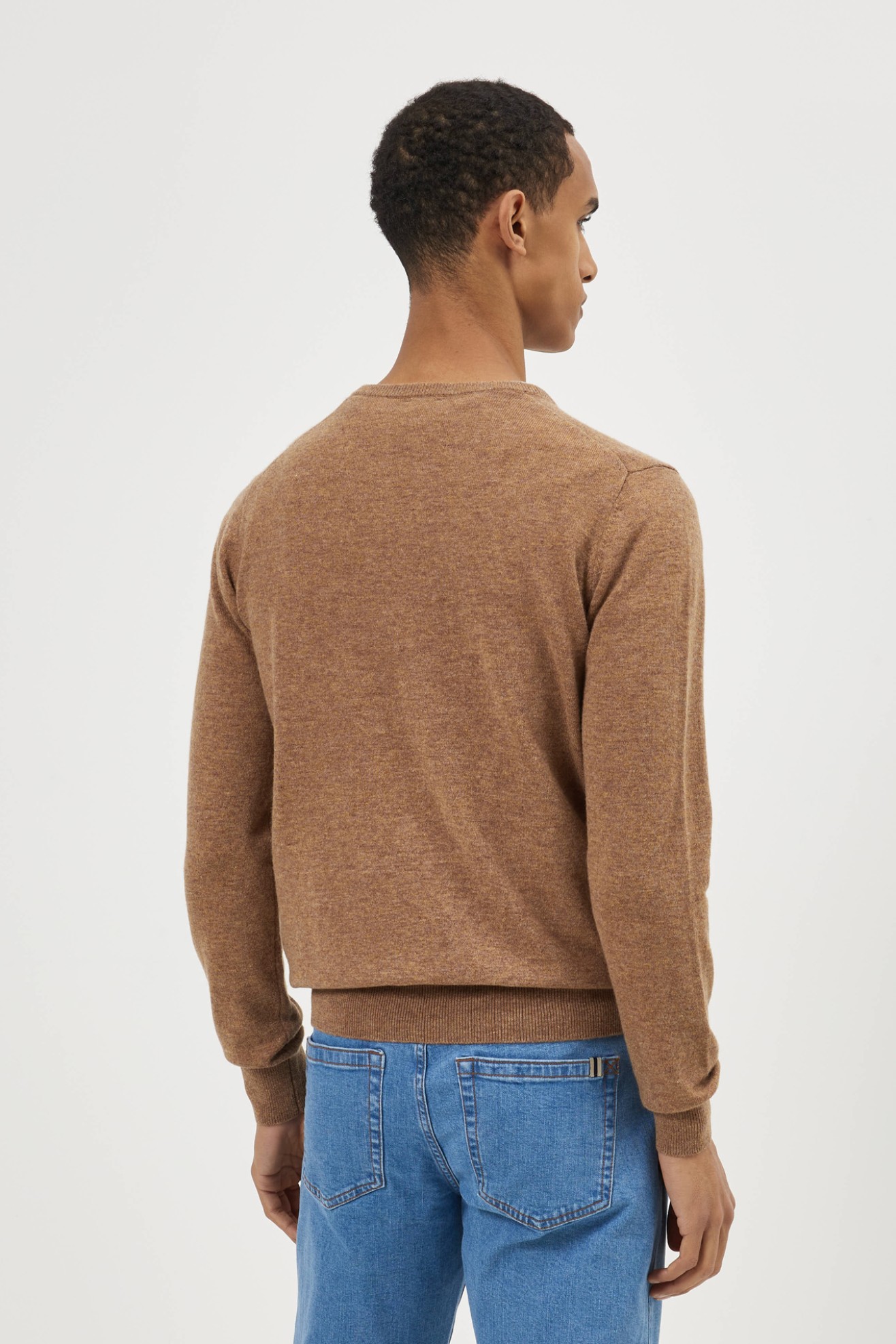 Camisola decote V com l� em castanho