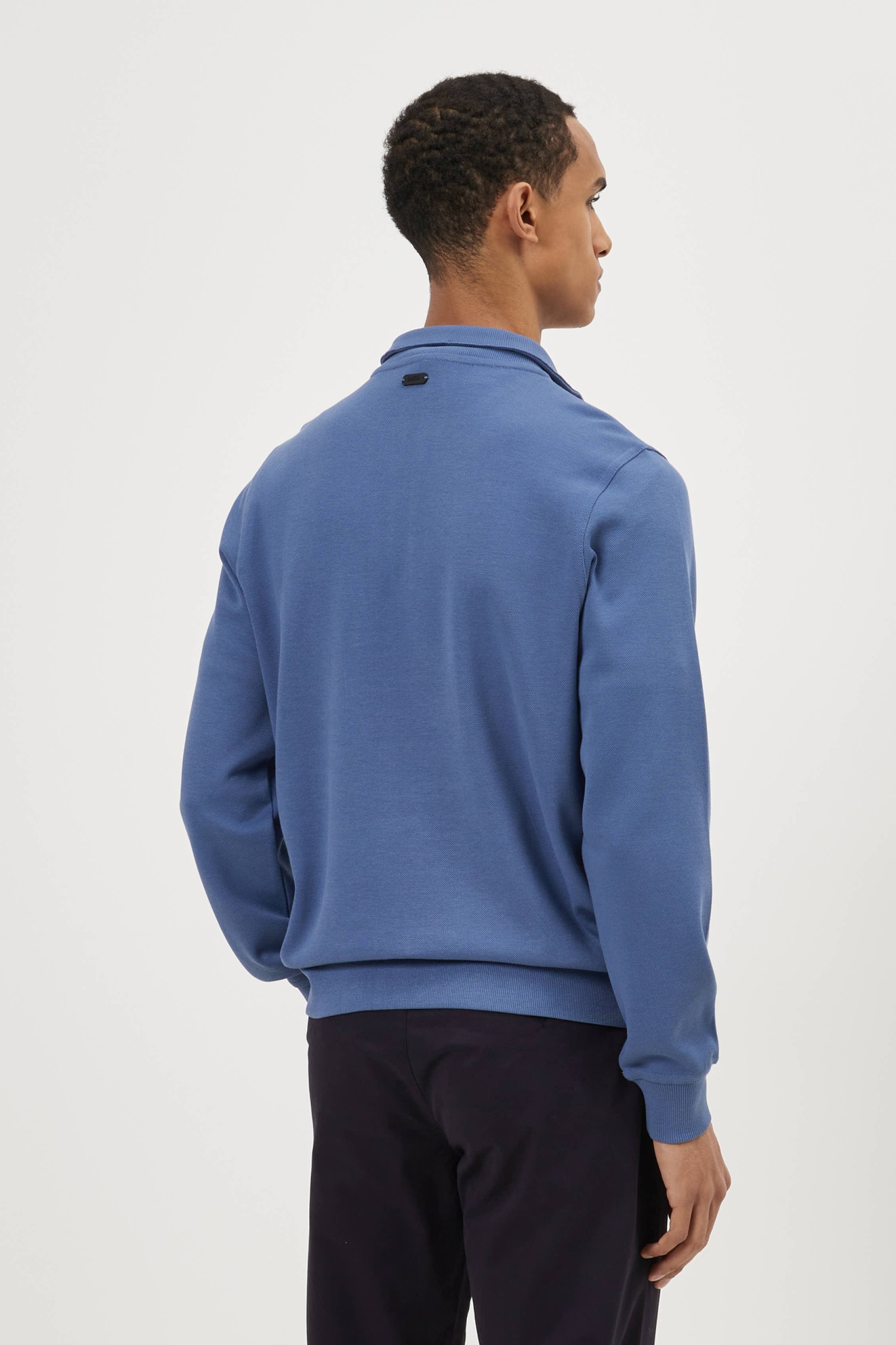 Camisola com fecho e gola alta azul