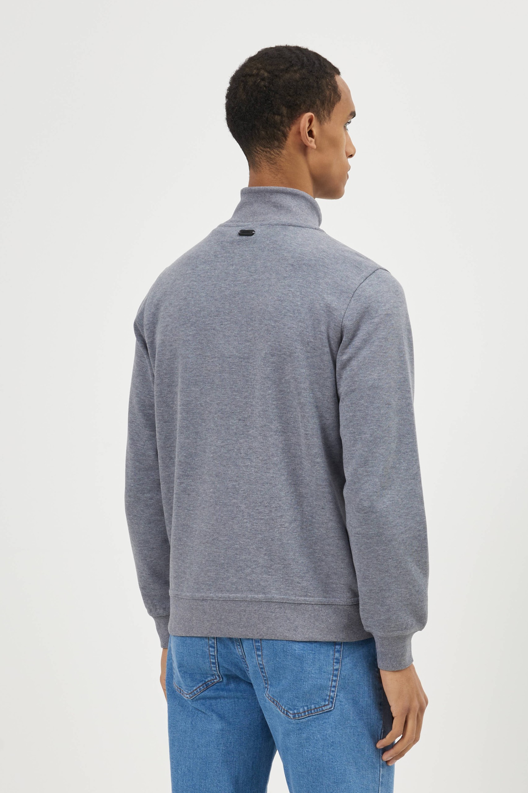 Jersey gris con cremallera y cuello