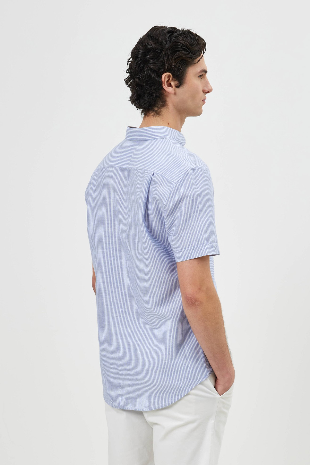 Camisa �s riscas em linho e algod�o