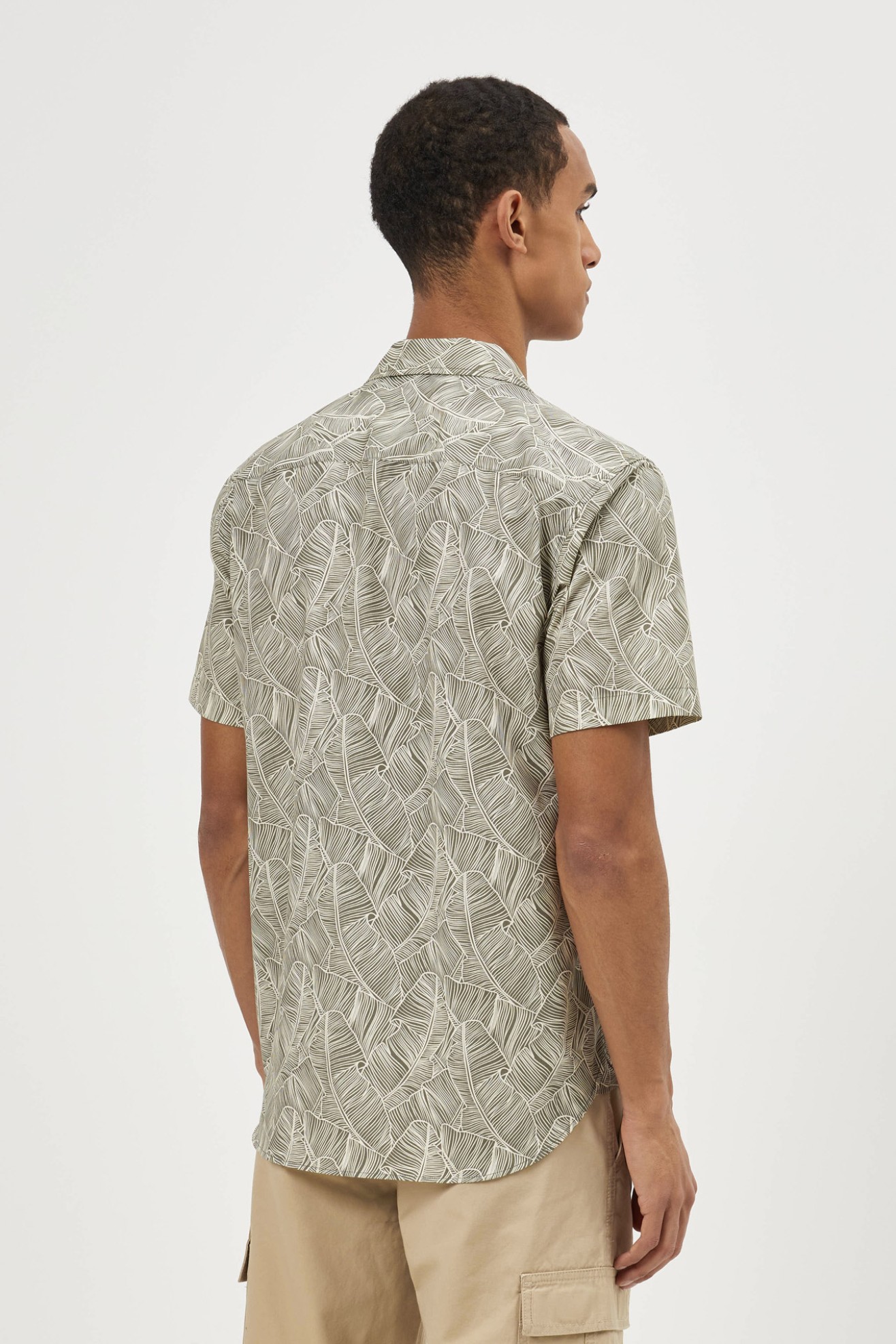 Camisa estampada tropical de corte regular
