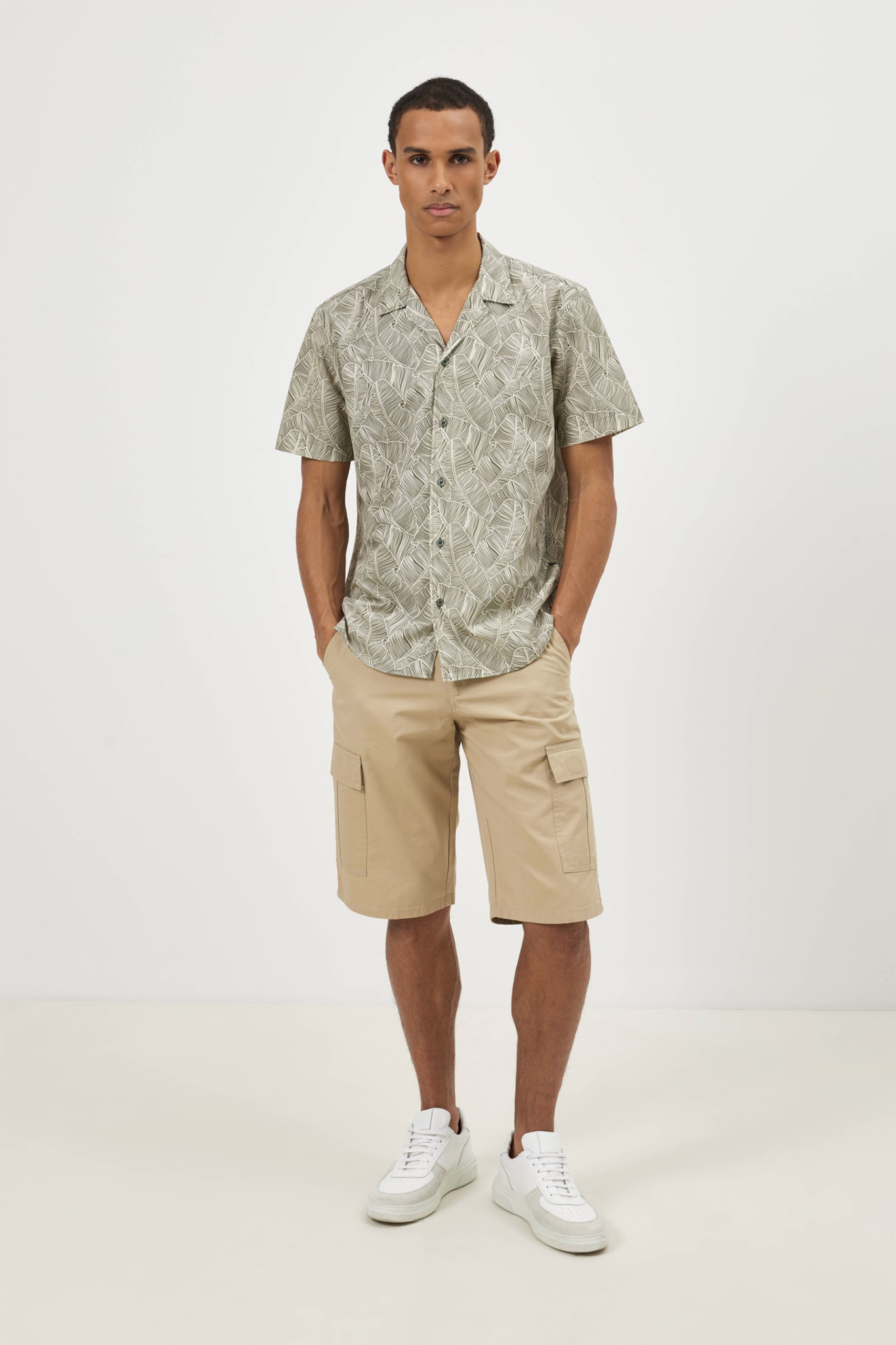 Camisa estampada tropical de corte regular