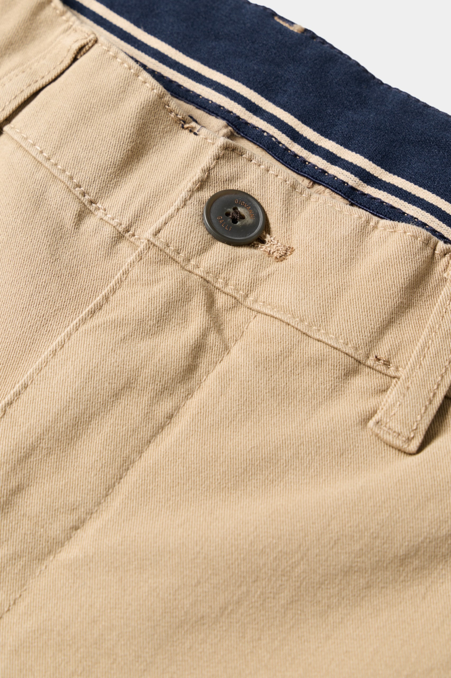 Pantalones chinos cómodos de corte regular en color beige