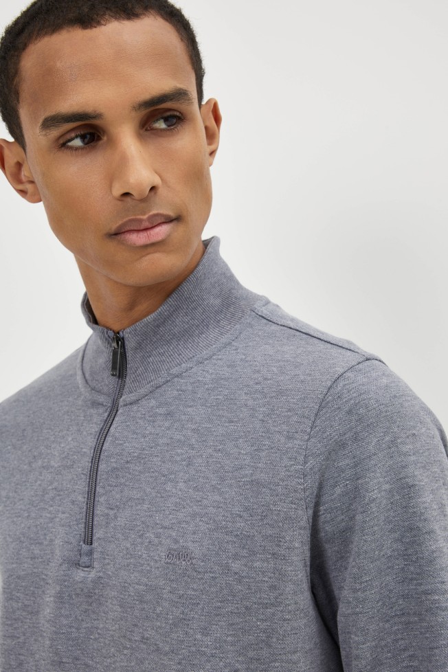 Jersey gris con cremallera y cuello