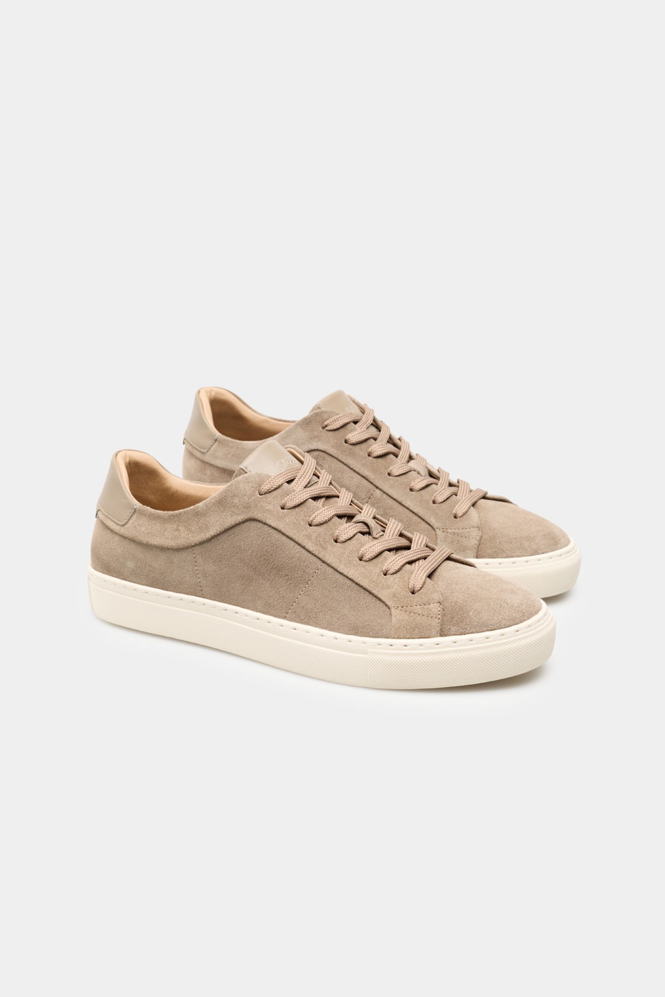 Sapatilhas em camur�a
