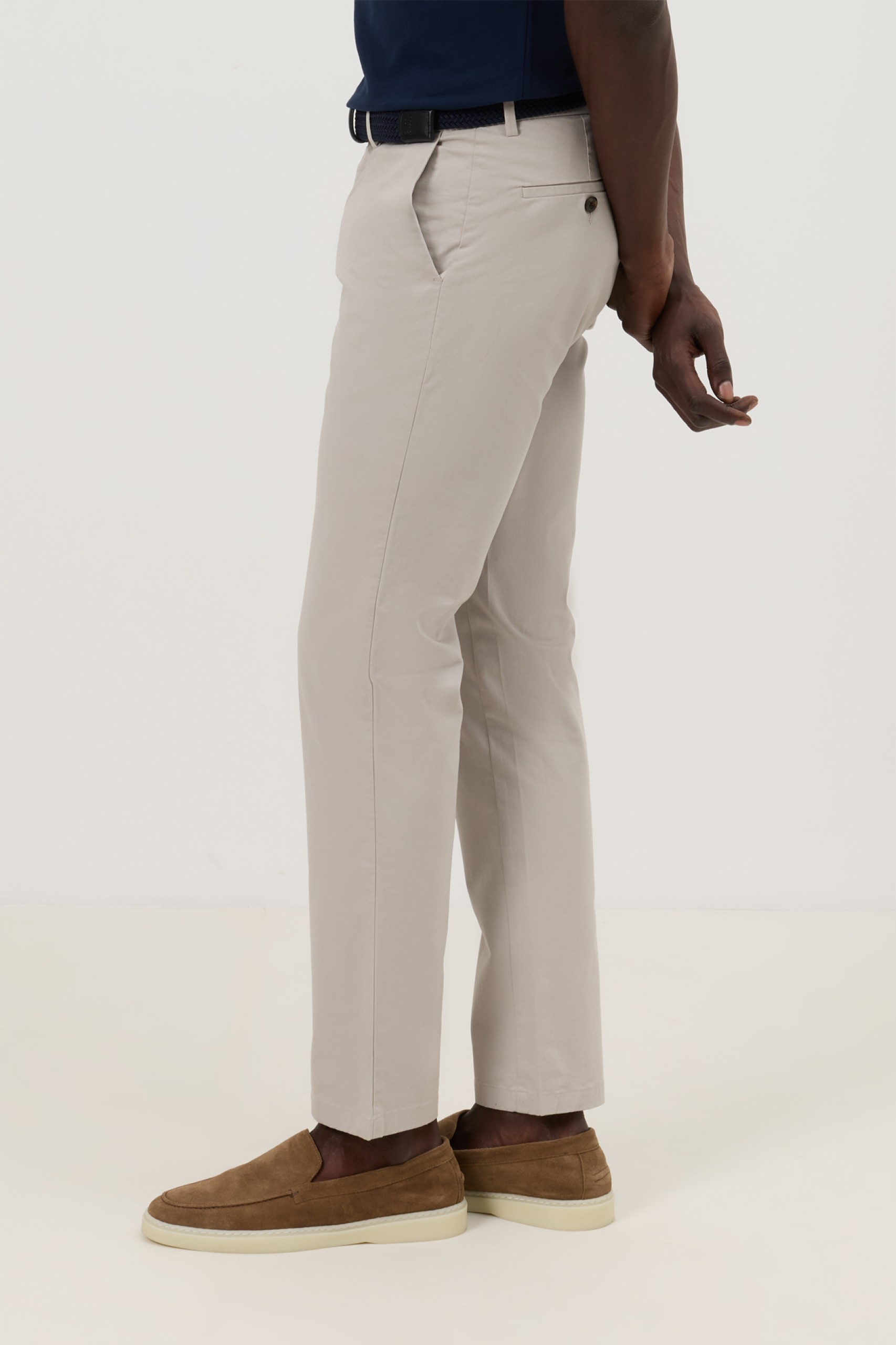 Pantalones chinos ajustados caqui