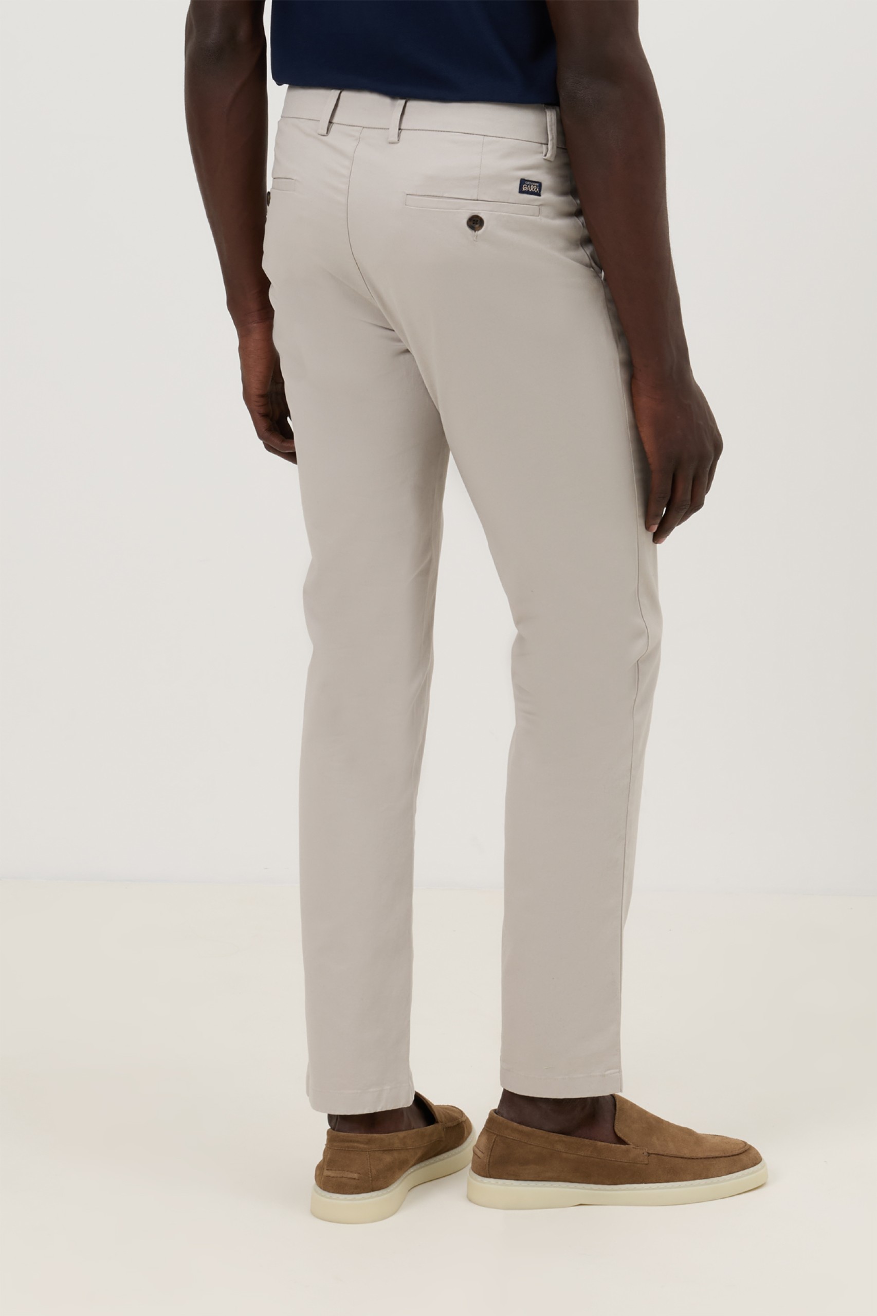Pantalones chinos ajustados caqui