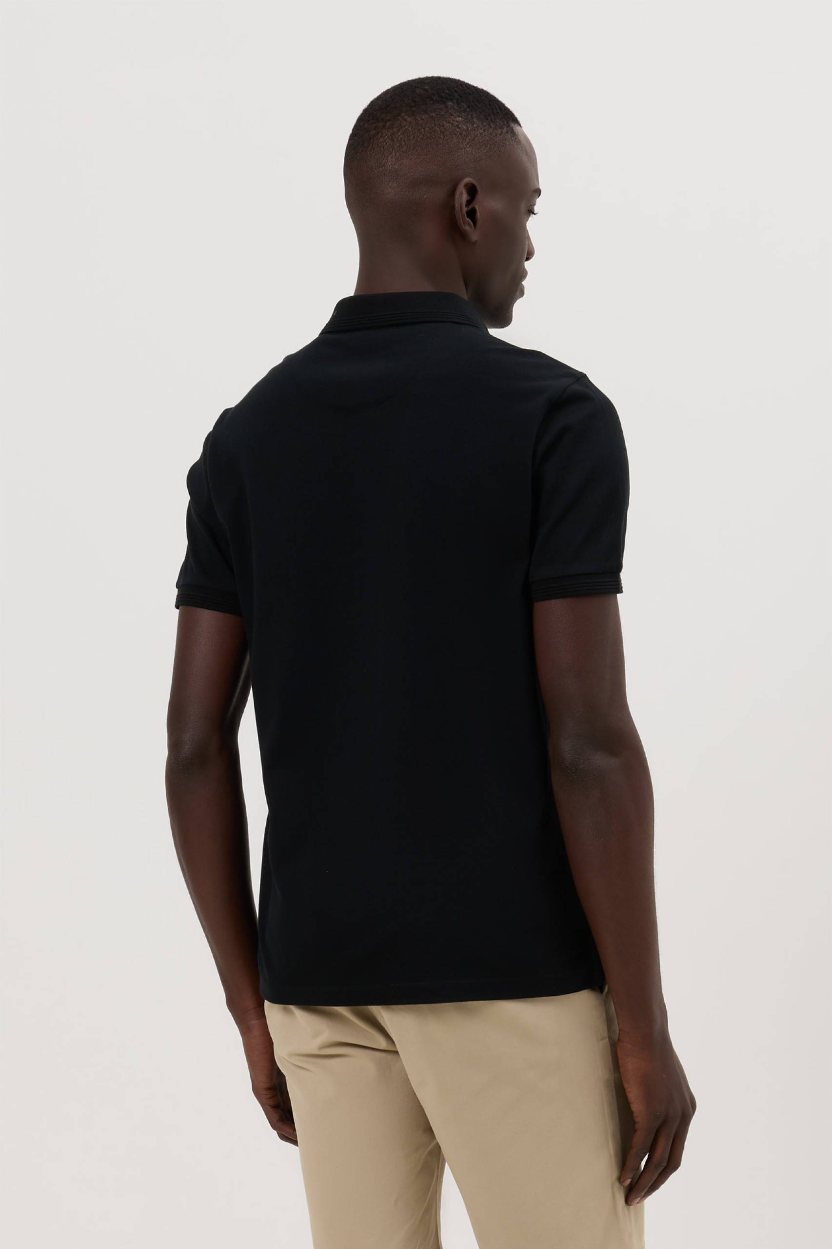 Polo negro de algodón de corte ajustado
