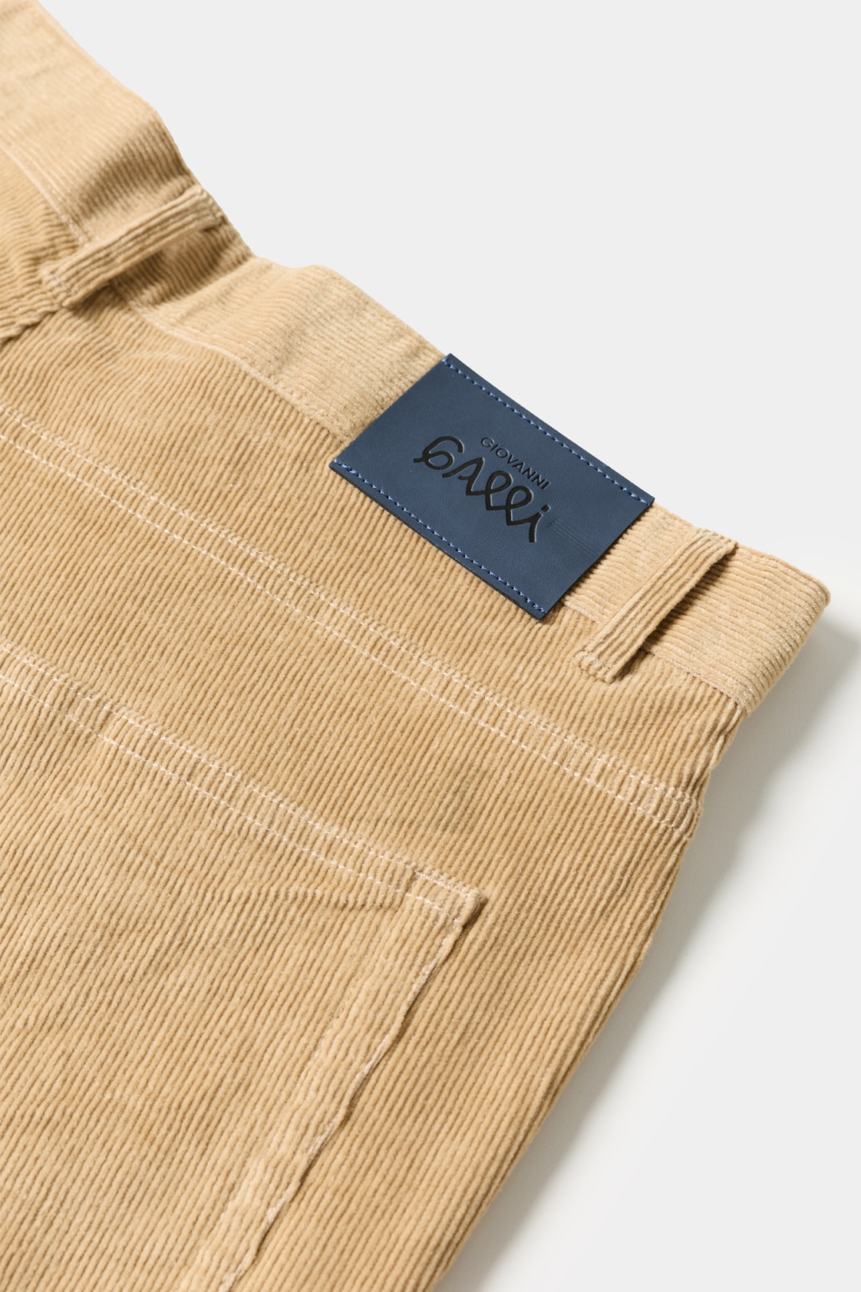 Pantalones de pana de corte regular en color beige.