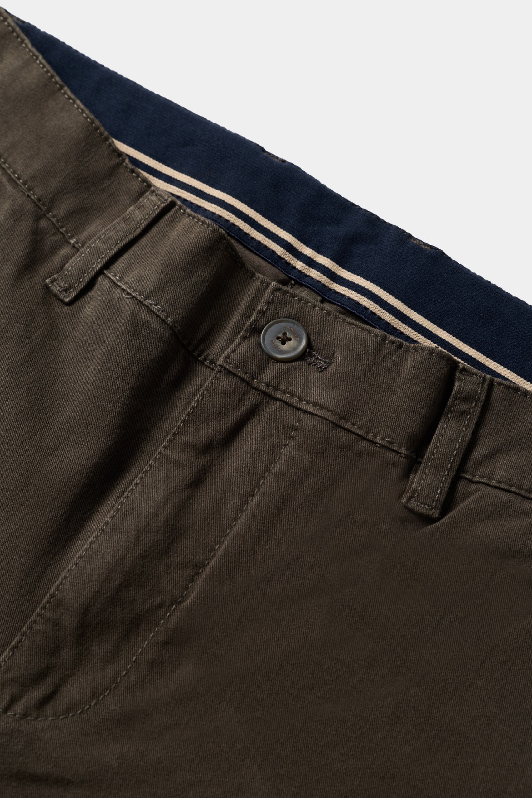 Pantalones chinos de corte regular y cómodos en color caqui oscuro