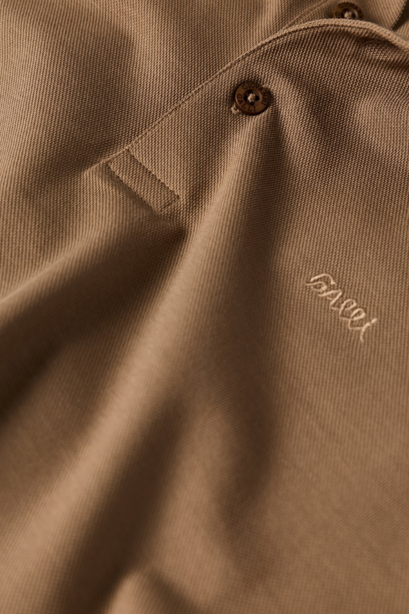 Polo de algodón beige de corte ajustado