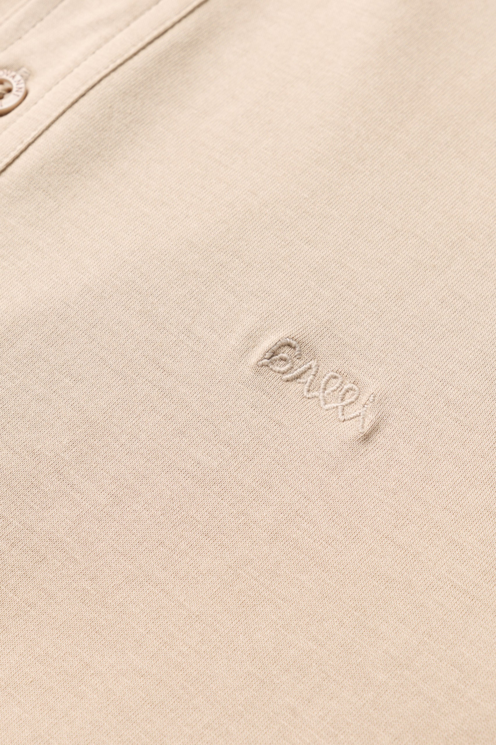 Polo beige de manga larga y corte regular