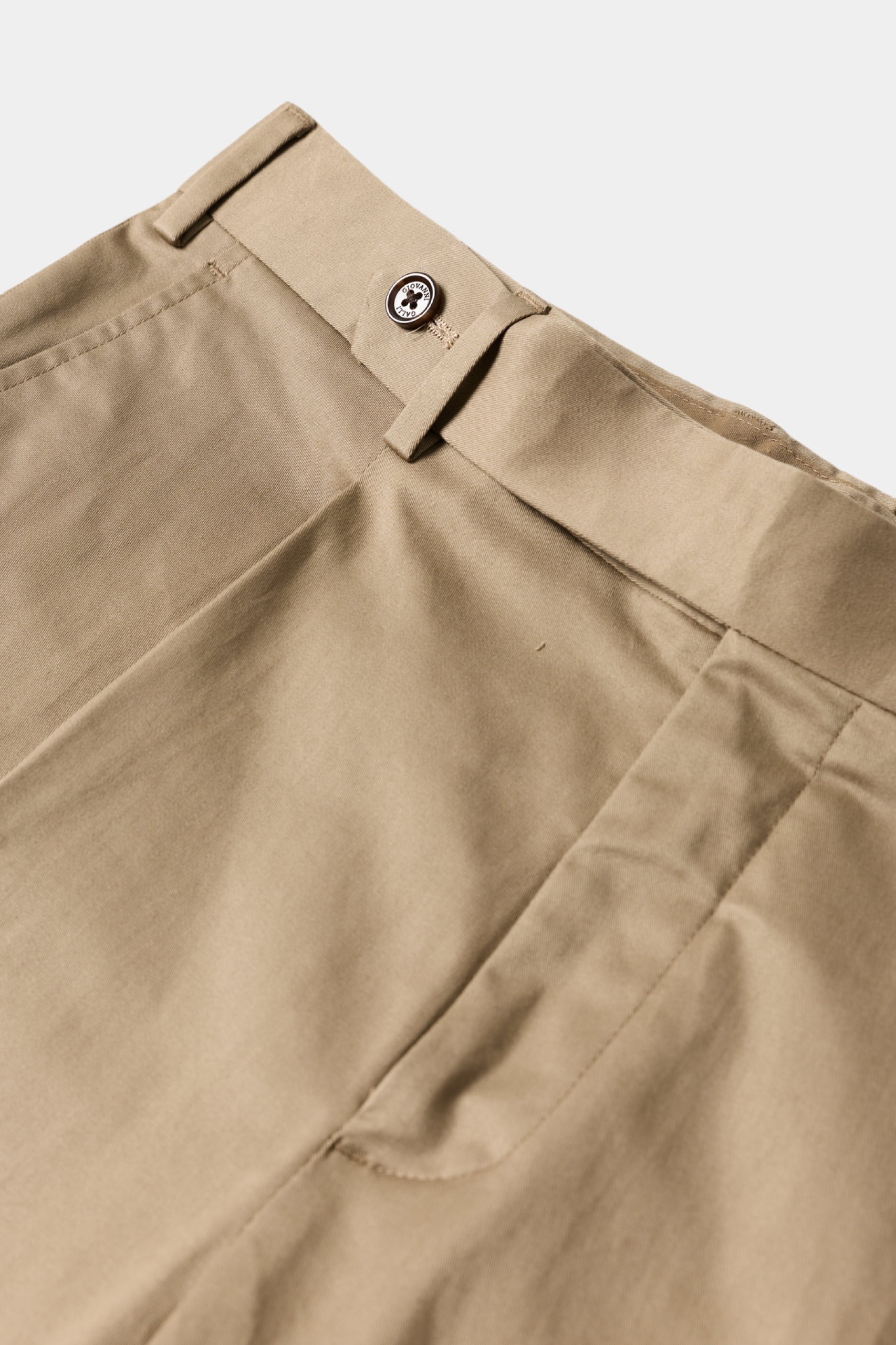 Pantalones chinos de corte regular en color caqui