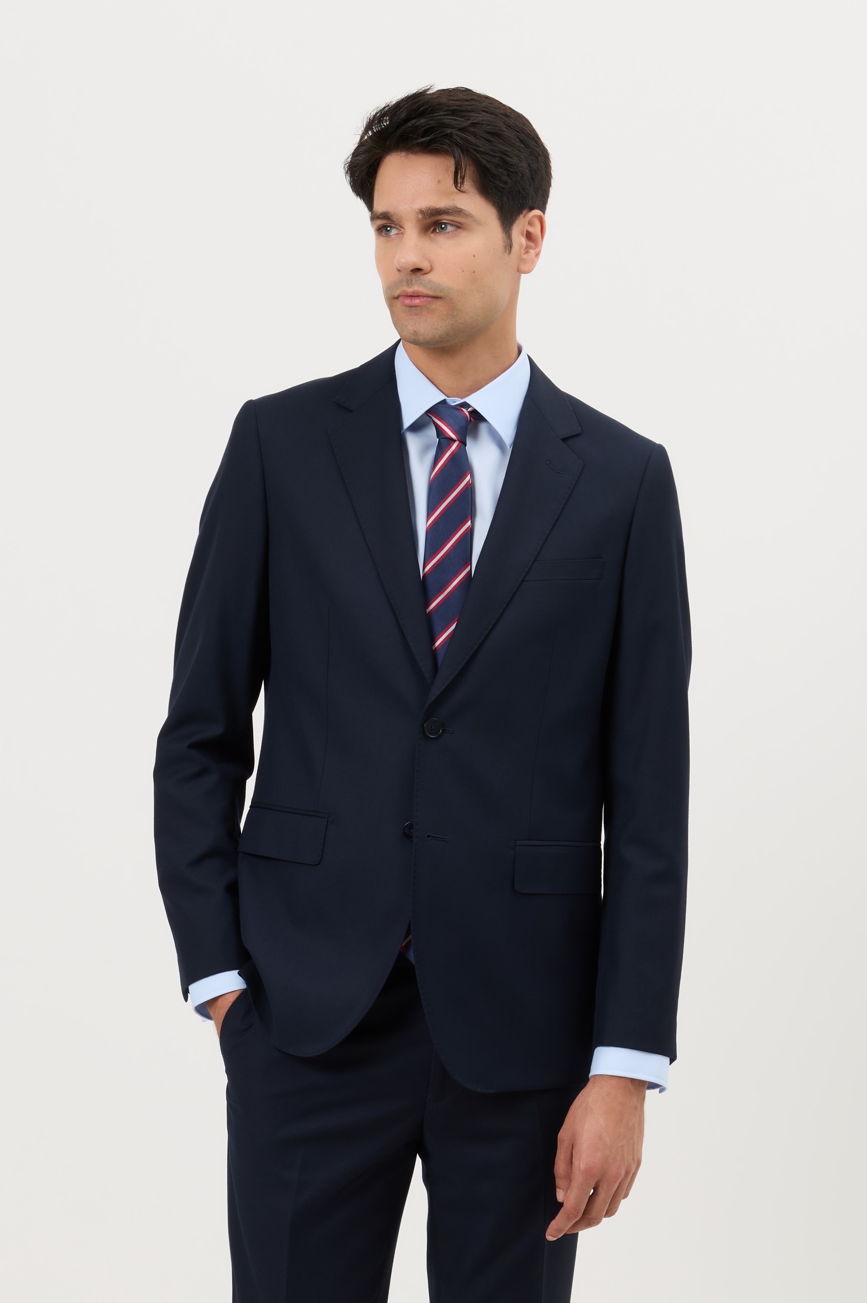 Traje clásico de corte ajustado en azul marino