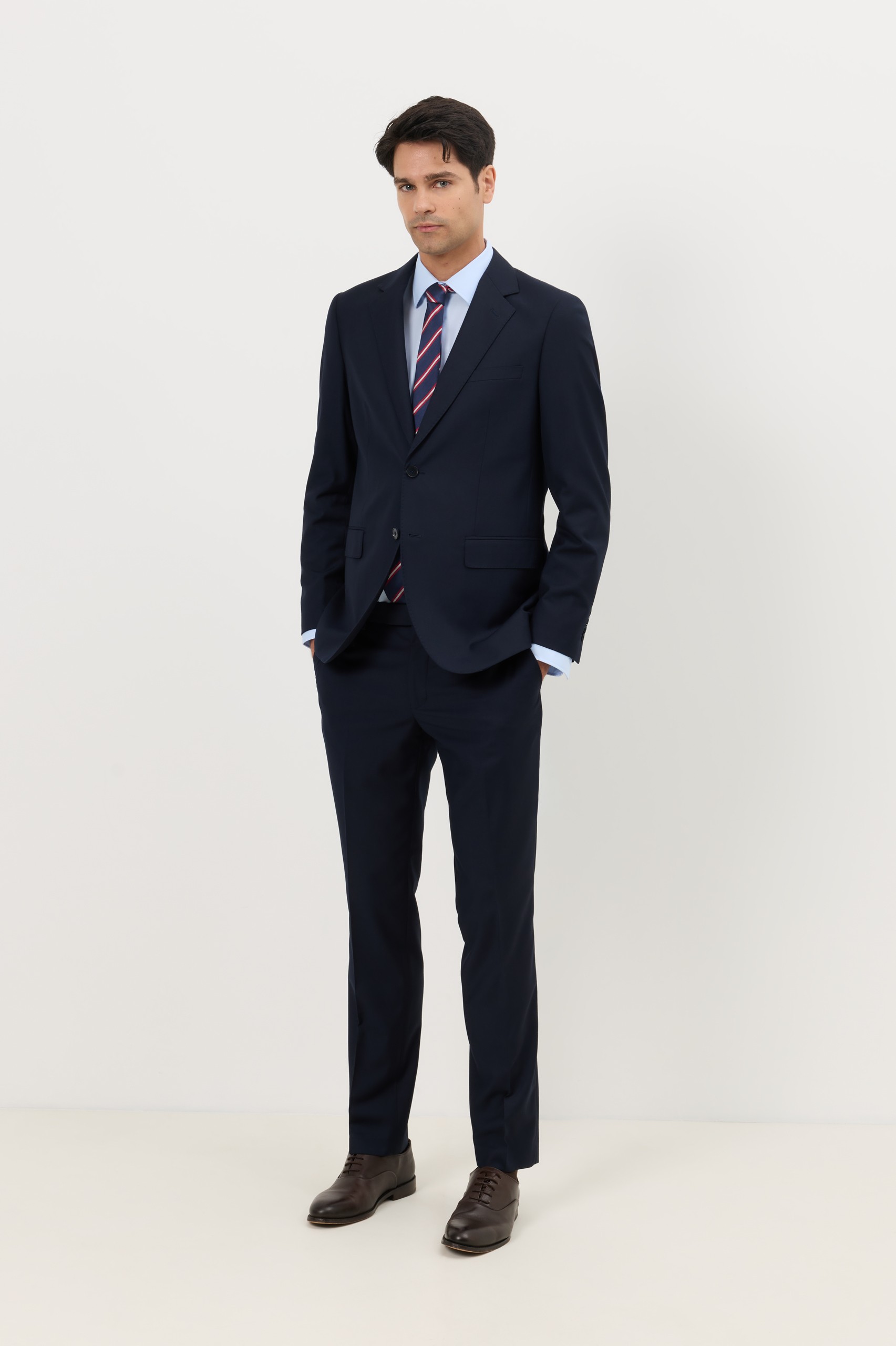 Traje clásico de corte ajustado en azul marino
