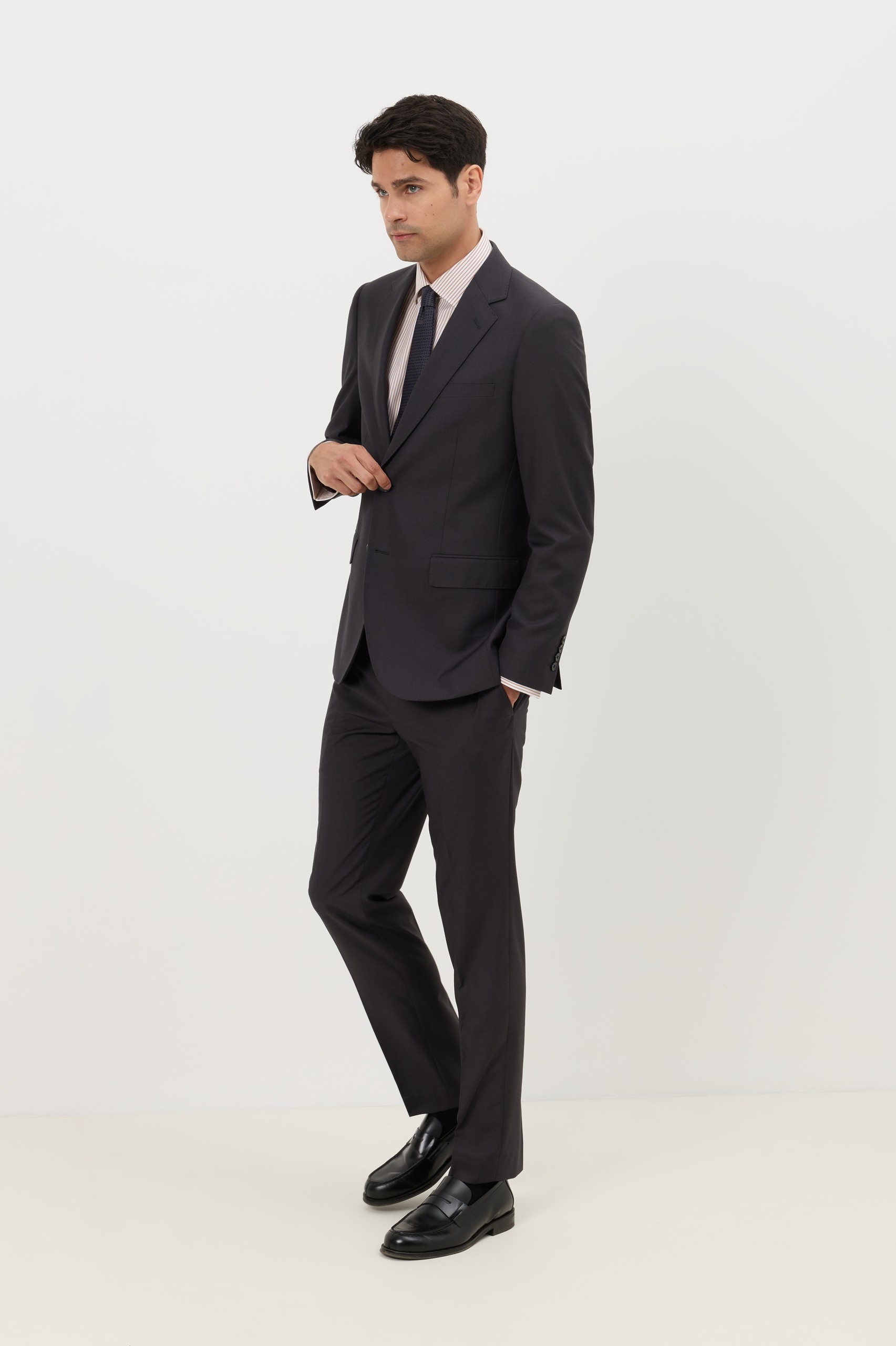 Traje gris clásico de corte ajustado