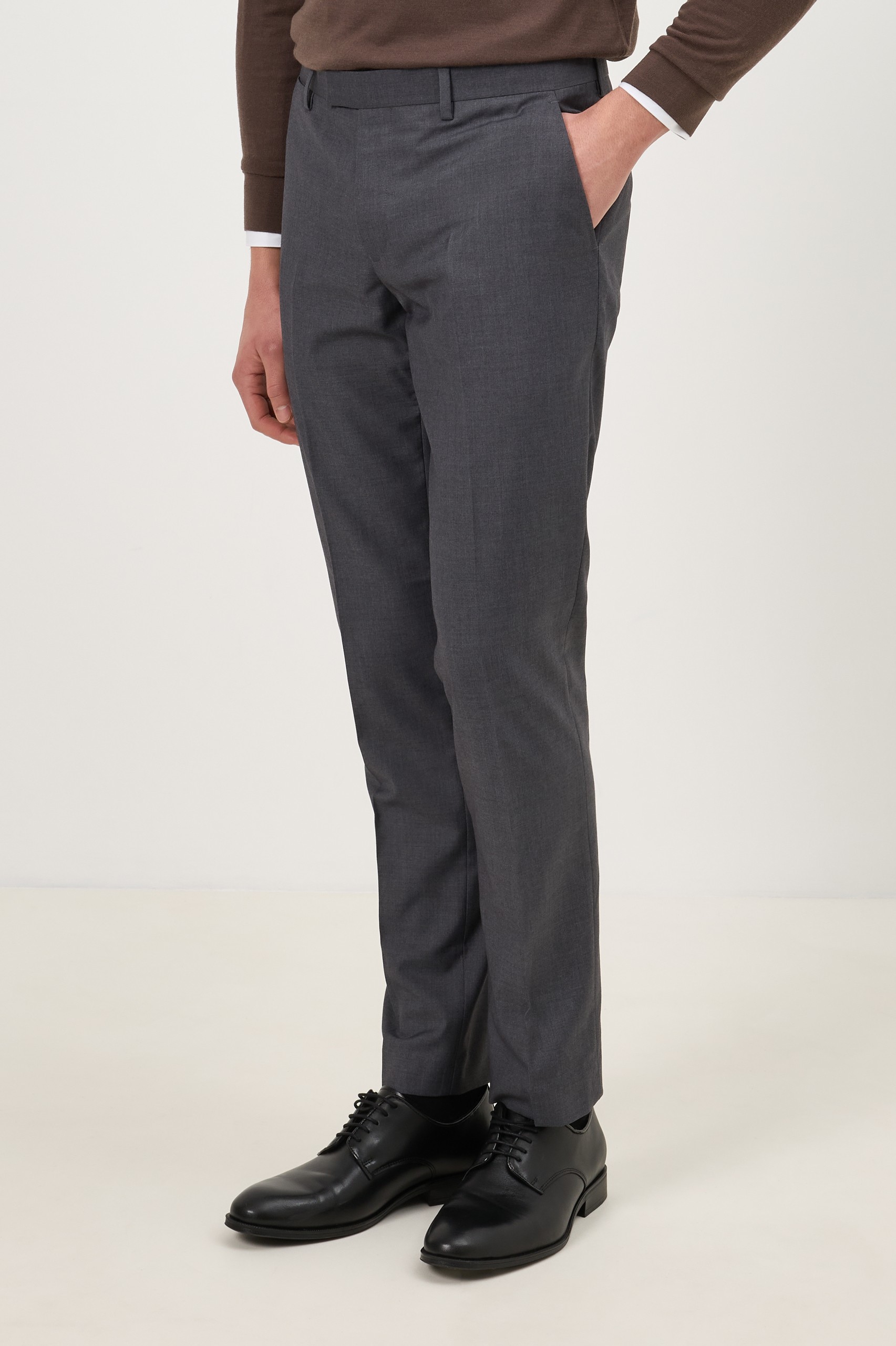 Pantalones clásicos de corte ajustado en gris