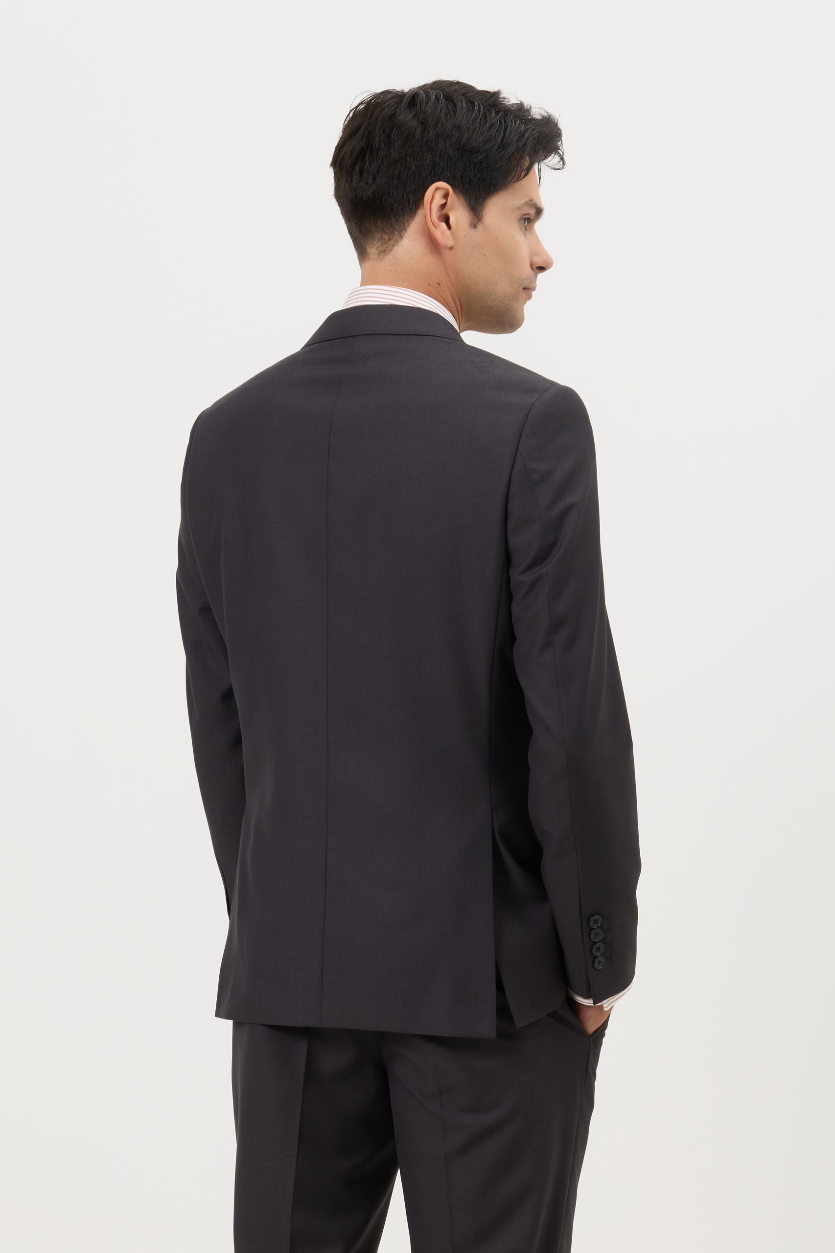 Traje gris clásico de corte ajustado