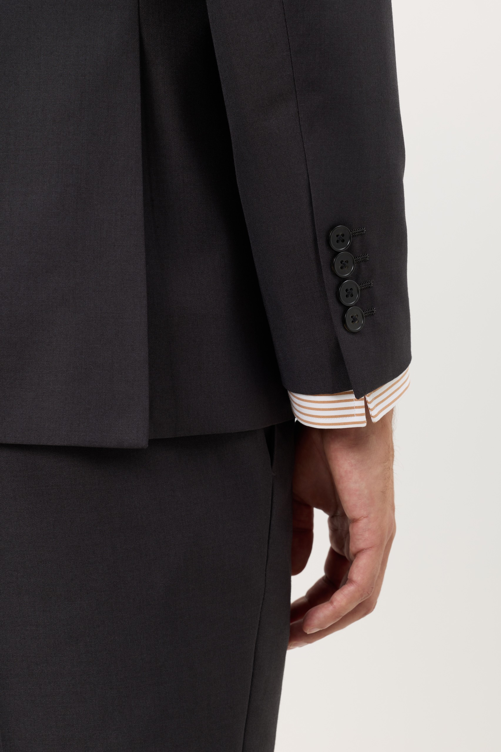 Traje gris clásico de corte ajustado