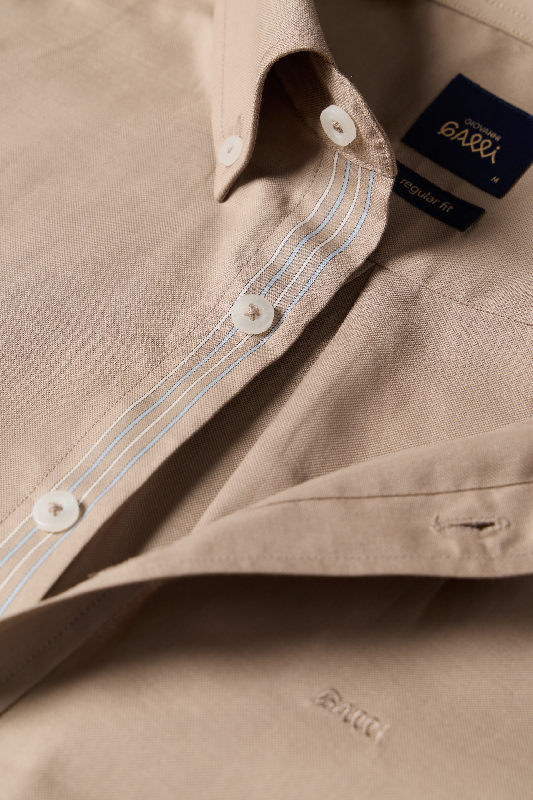 Camisa Oxford de corte regular en beige