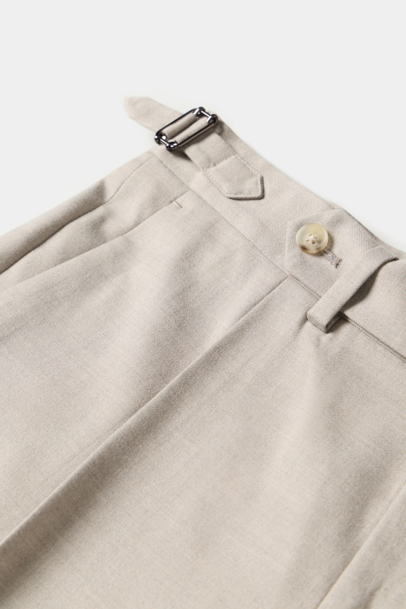 Cal�a com pregas tailored fit