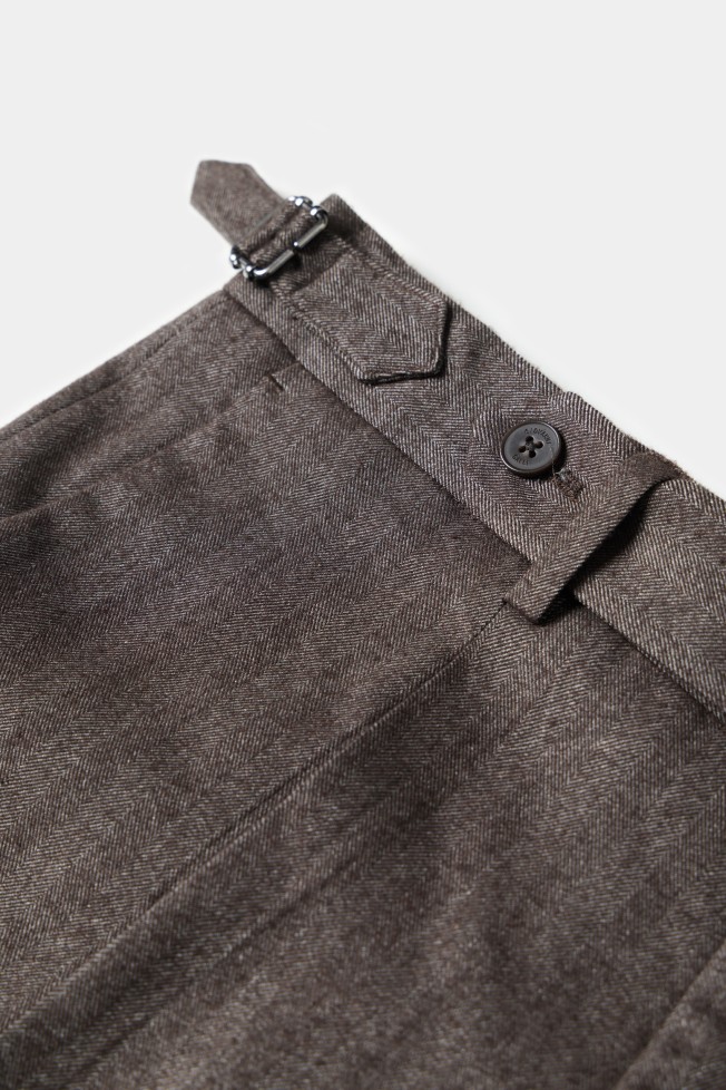 Cal�as chino tailored em castanho