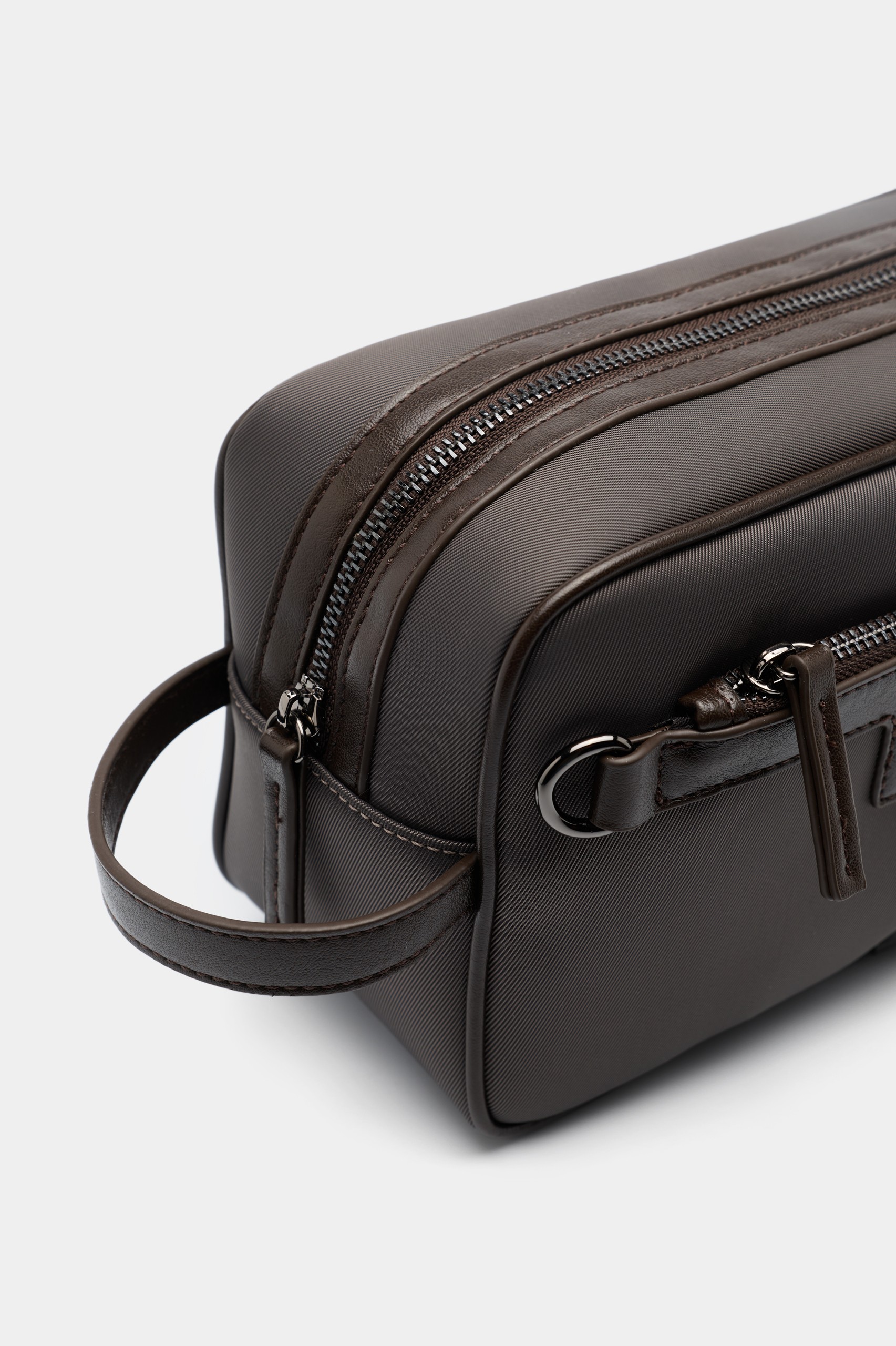 Necessaire com detalhes em PU