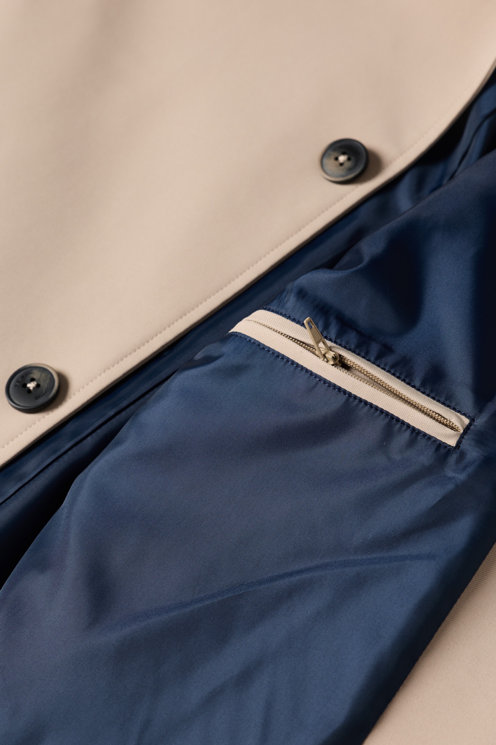 Gabardina repelente al agua beige