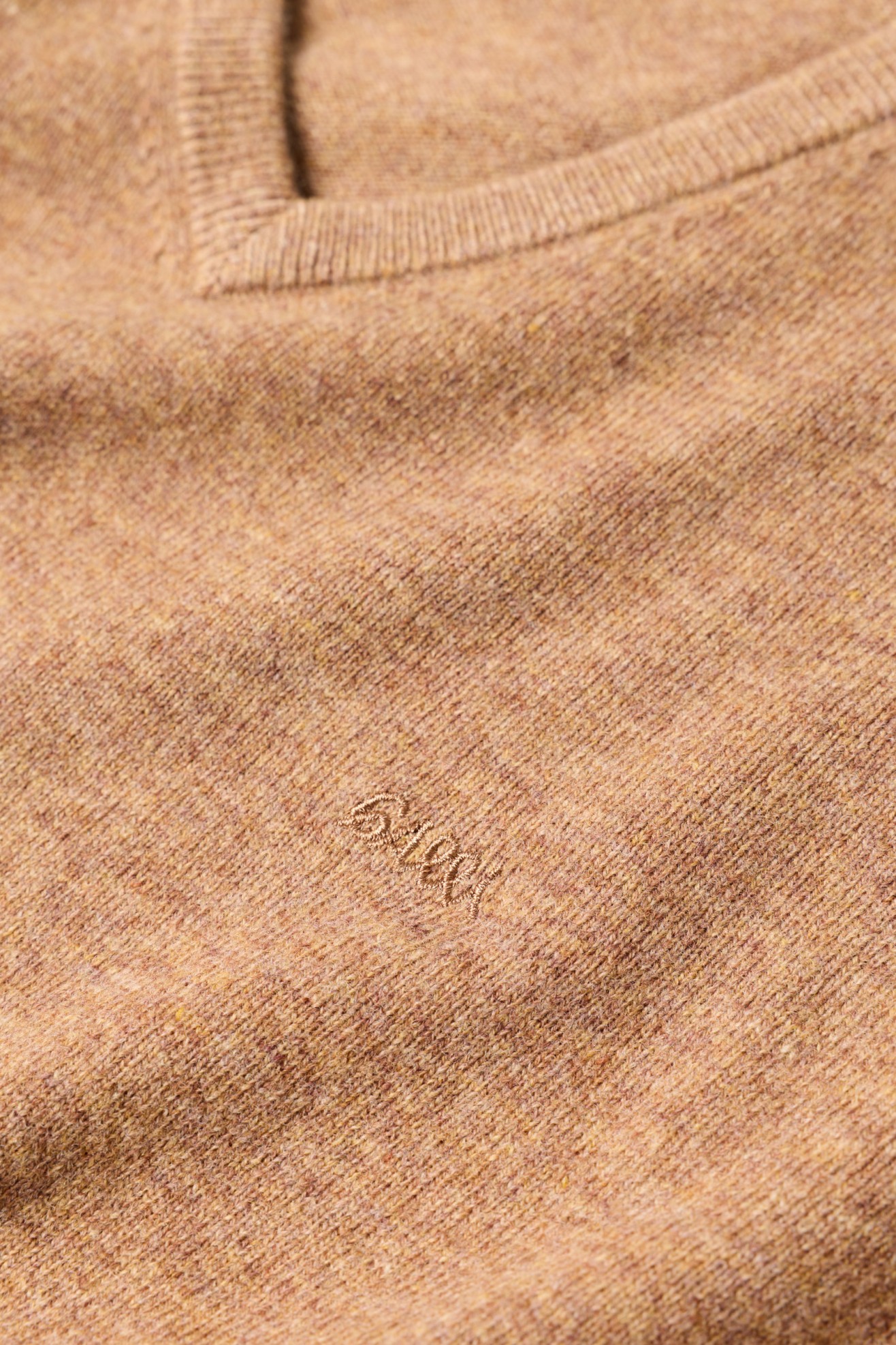 Camisola decote V com l� em castanho