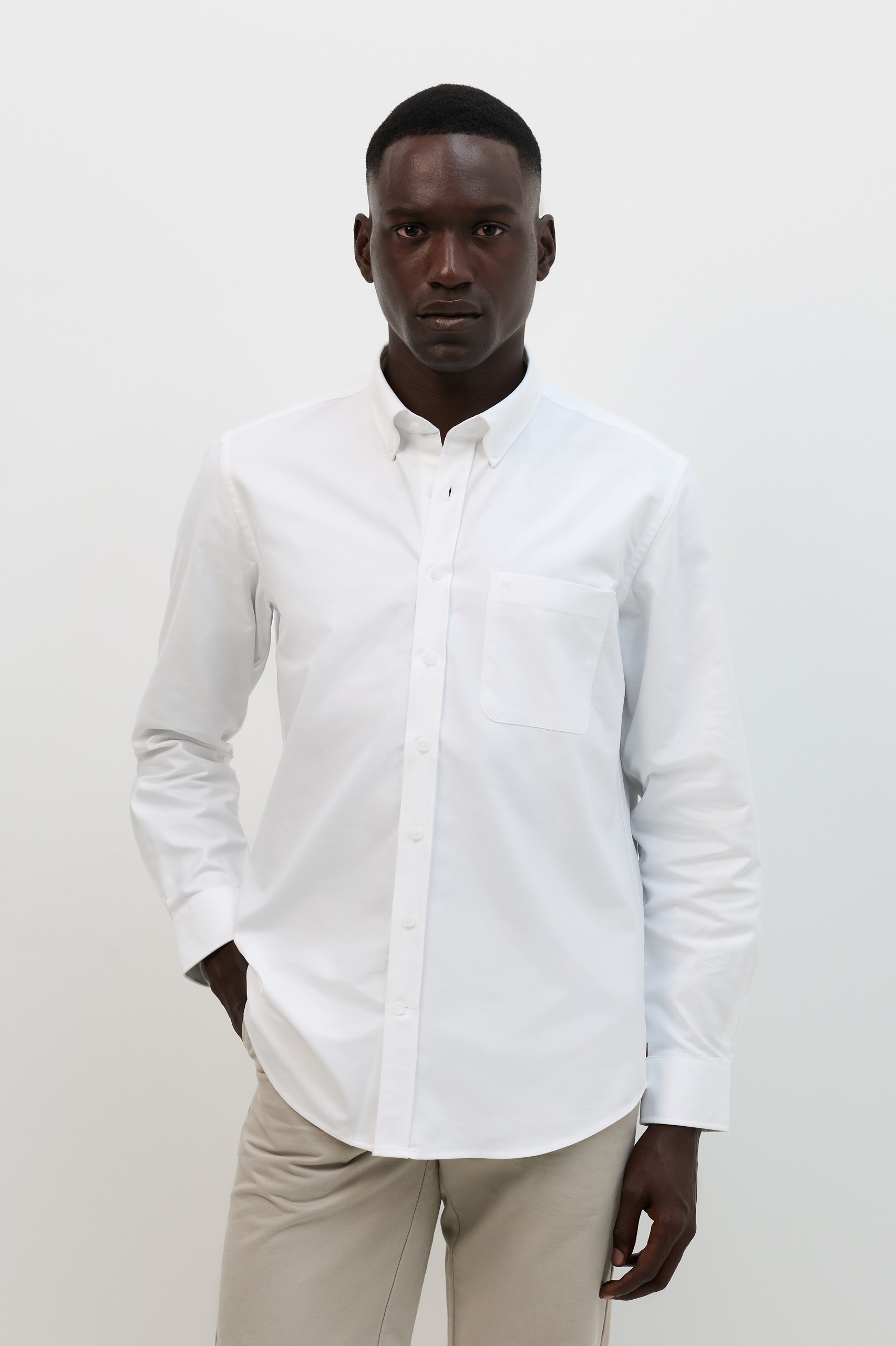 Camisa Oxford de corte regular en blanco