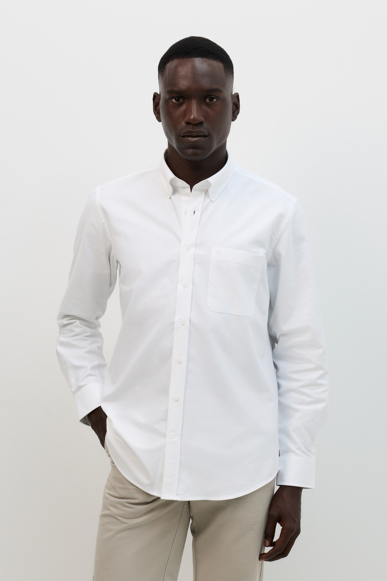 Camisa Oxford de corte regular en blanco