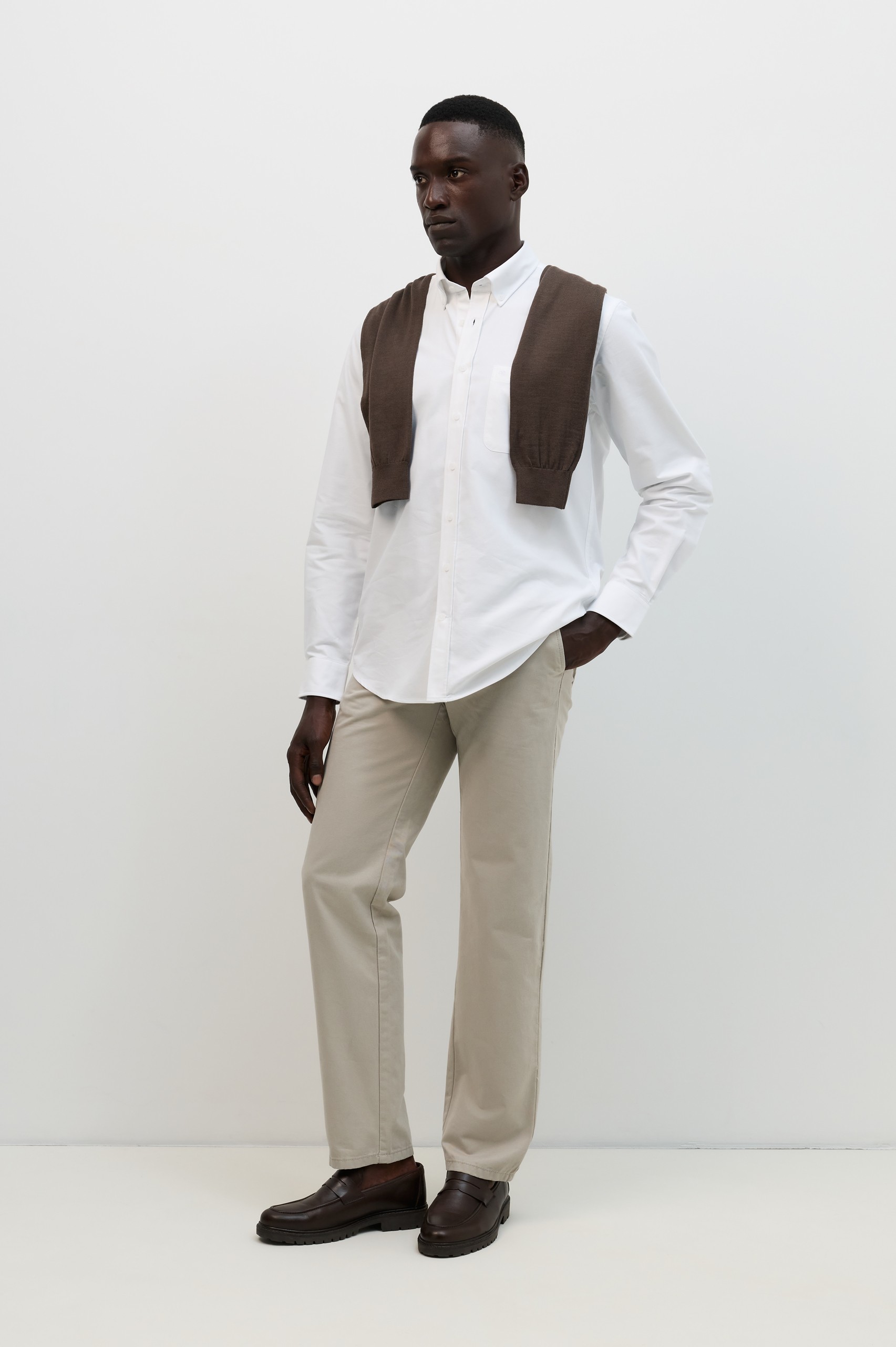 Camisa Oxford de corte regular en blanco