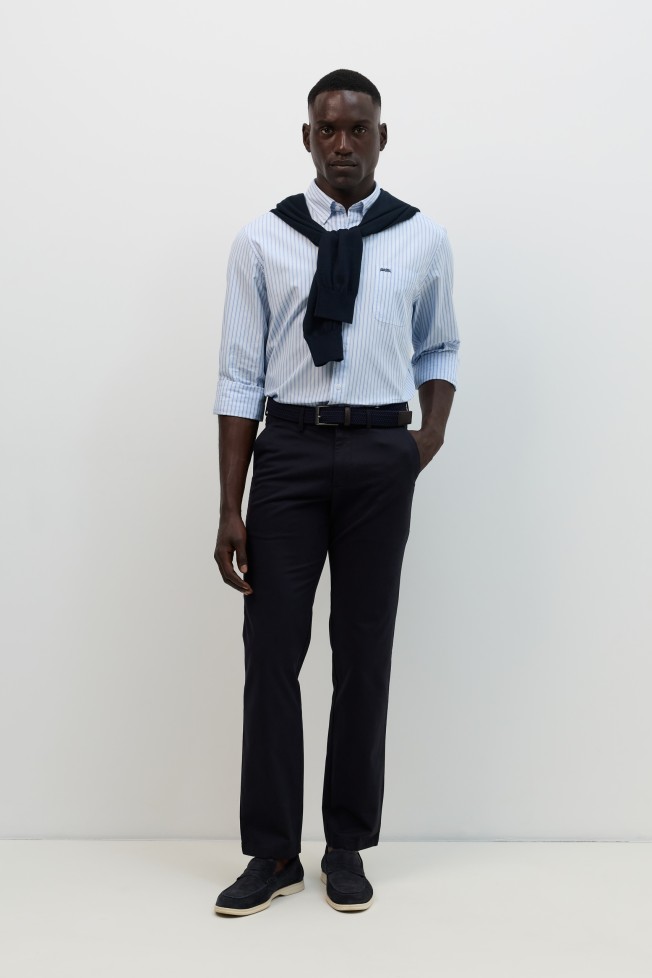 Cal�as chino regular fit em azul-marinho