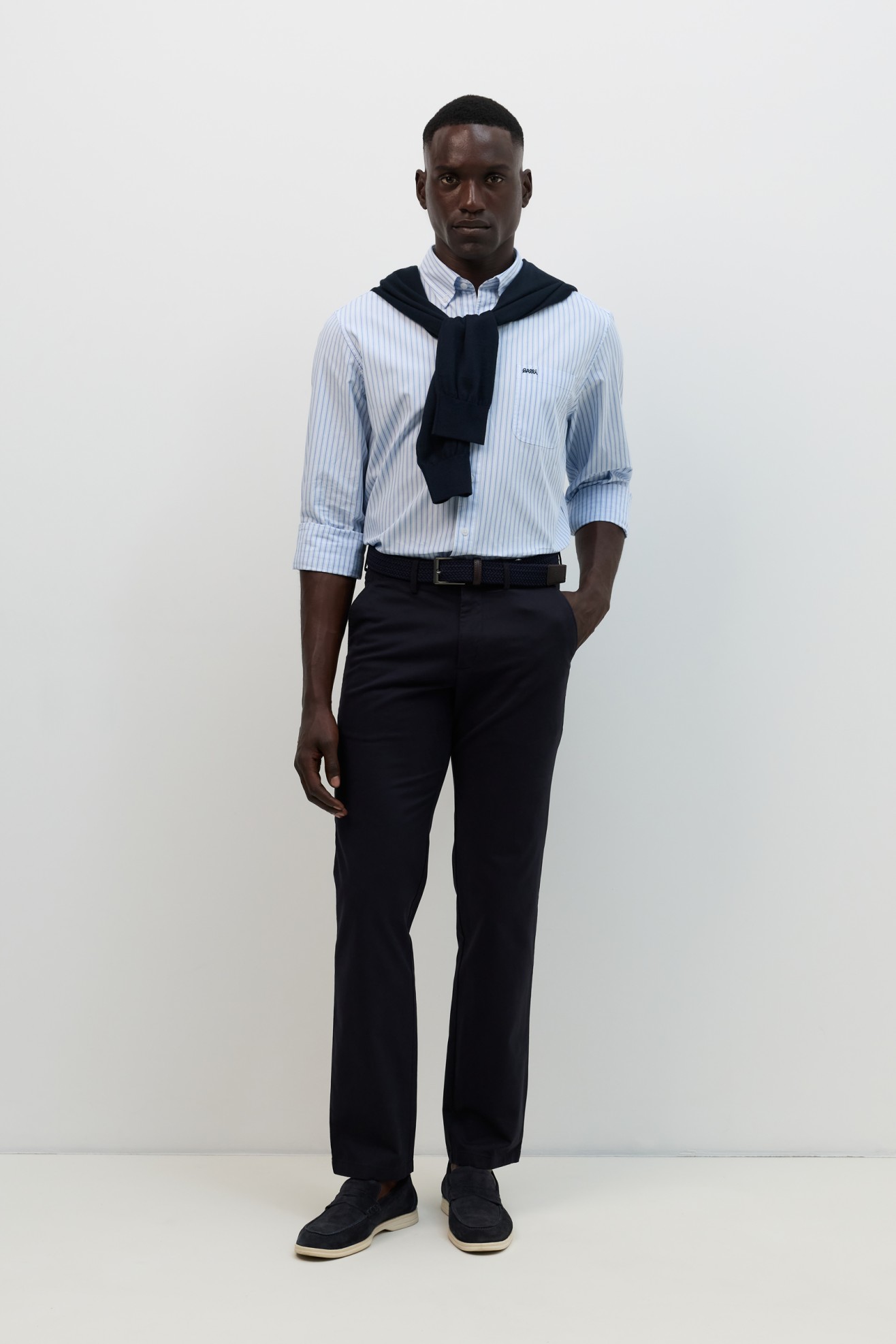 Cal�as chino regular fit em azul-marinho