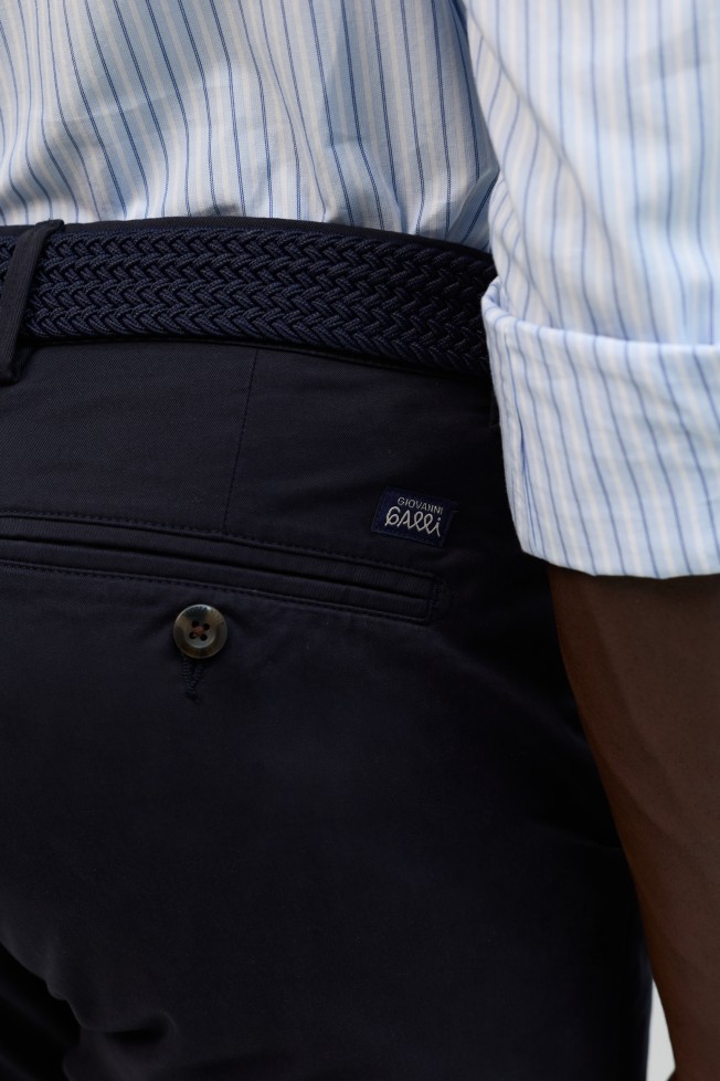 Cal�as chino regular fit em azul-marinho