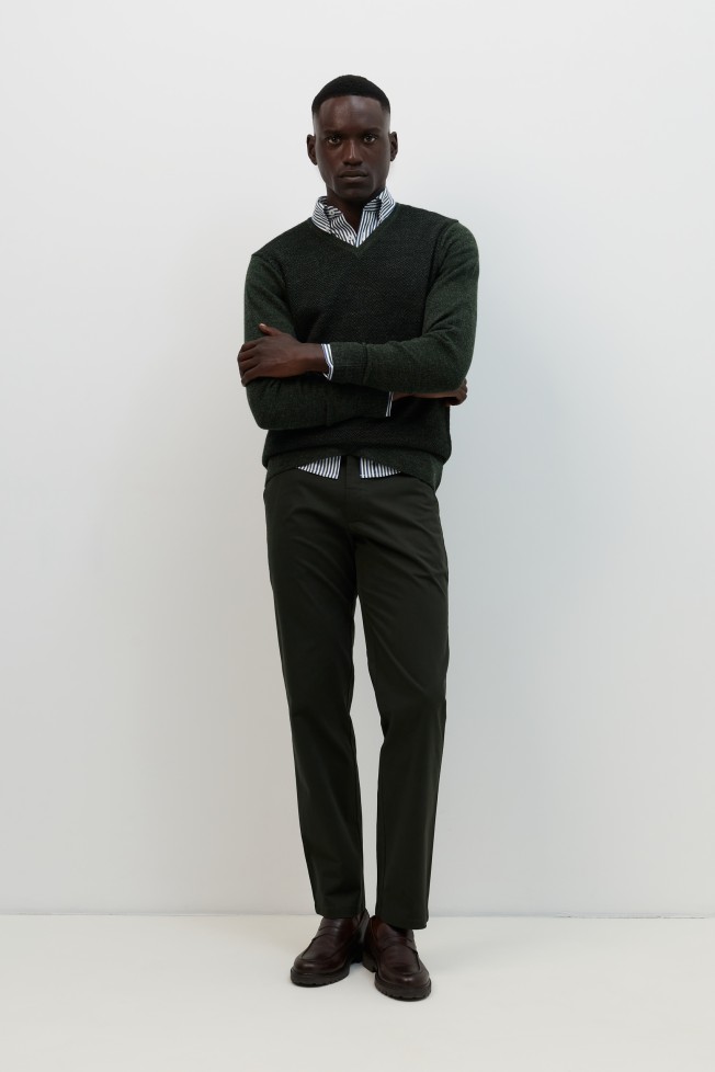 Pantalones chinos de corte regular en color verde. Pantalones chinos de corte regular en color verde.