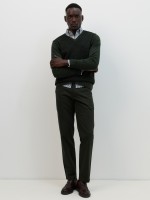 Pantalones chinos de corte regular en color verde.