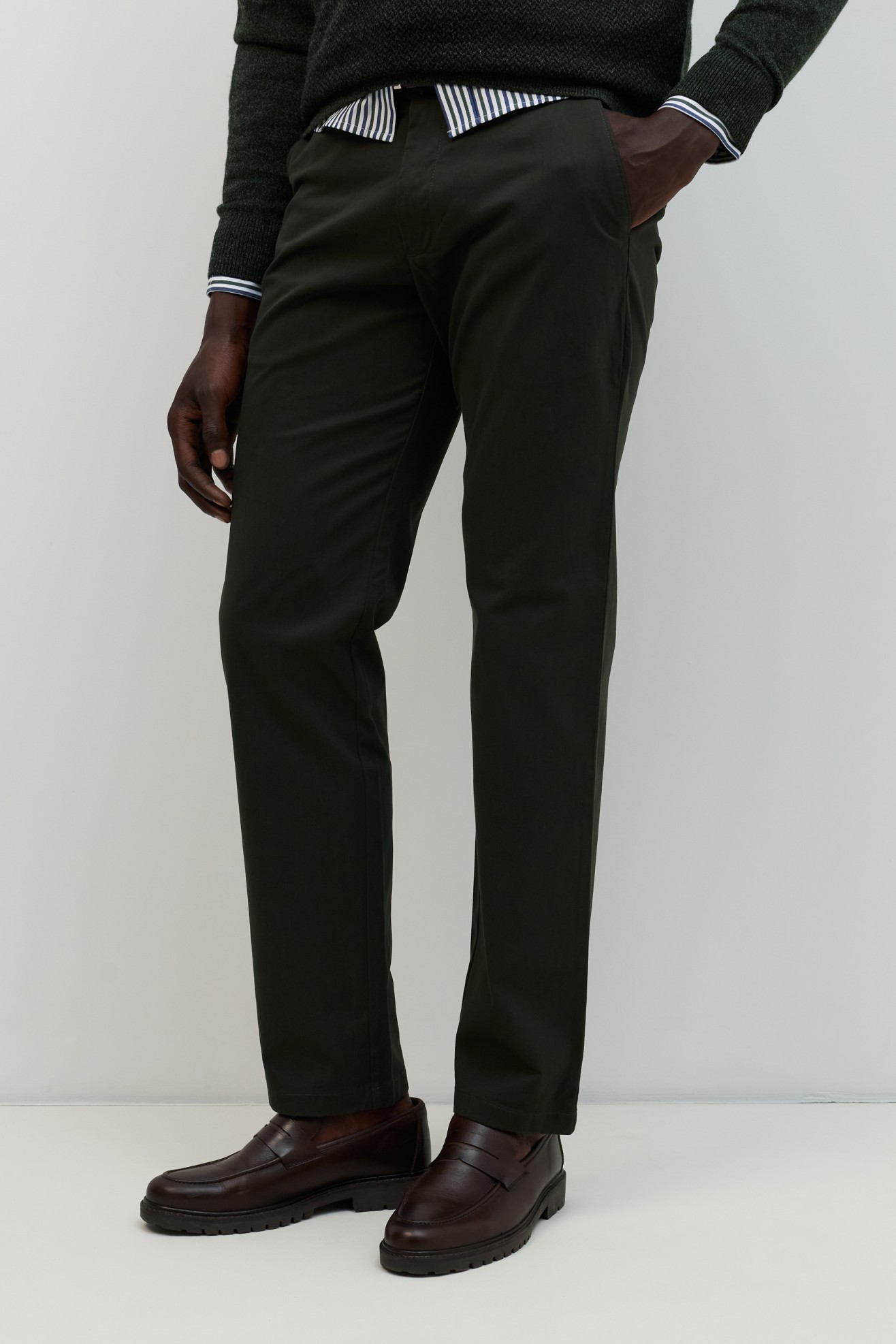 Cal�as chino regular fit em verde