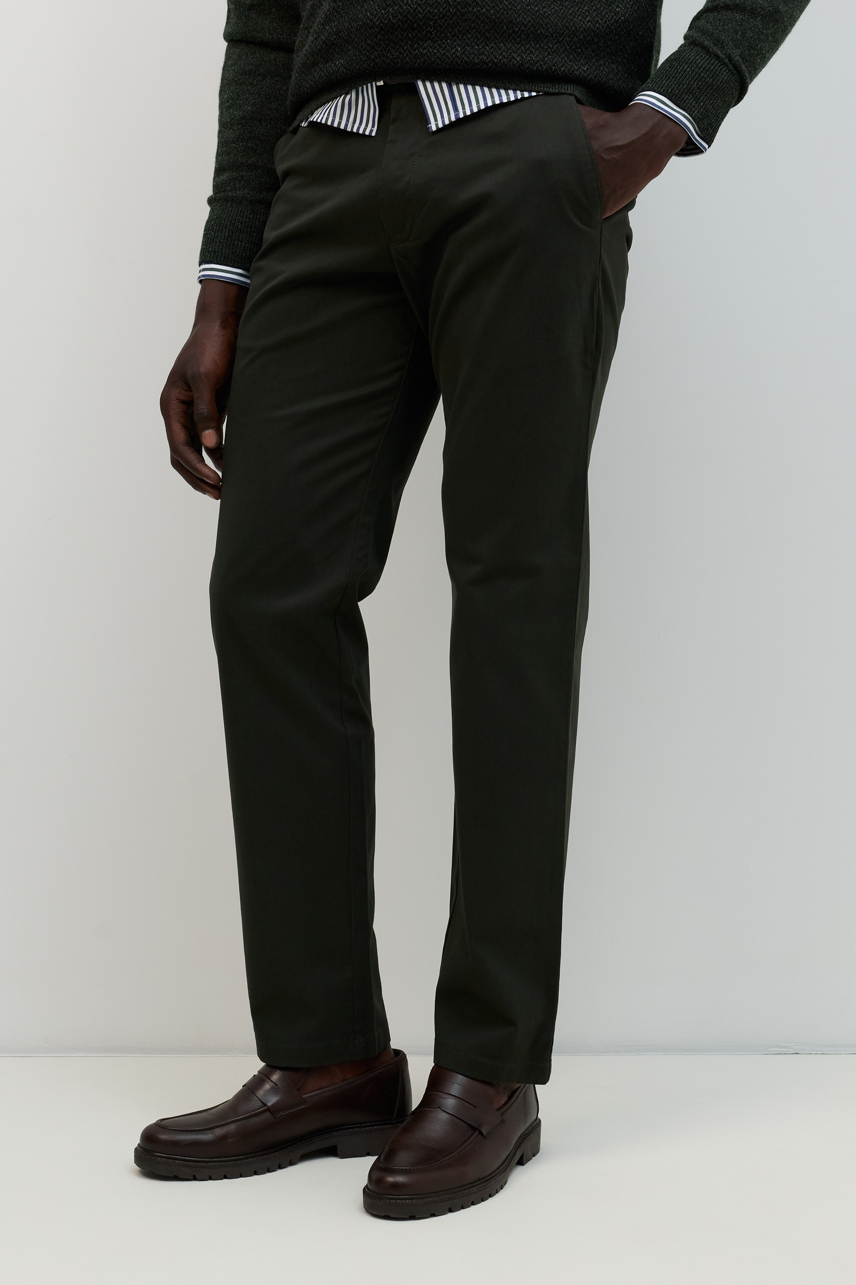 Pantalones chinos de corte regular en color verde.