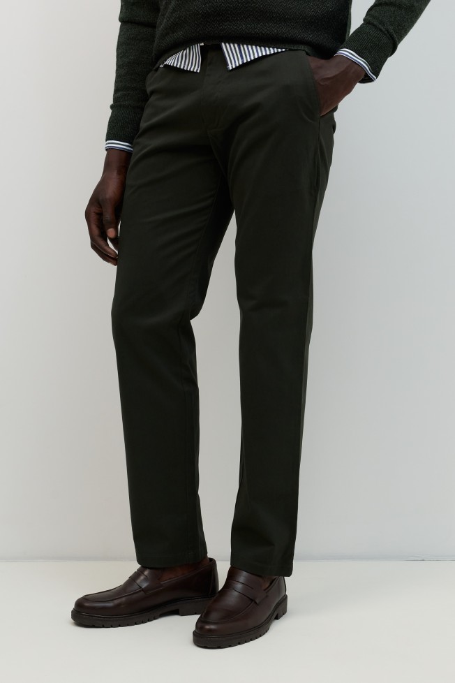 Pantalones chinos de corte regular en color verde. Pantalones chinos de corte regular en color verde.