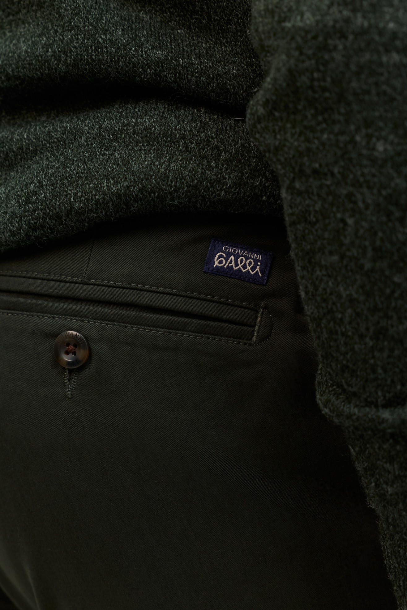 Cal�as chino regular fit em verde