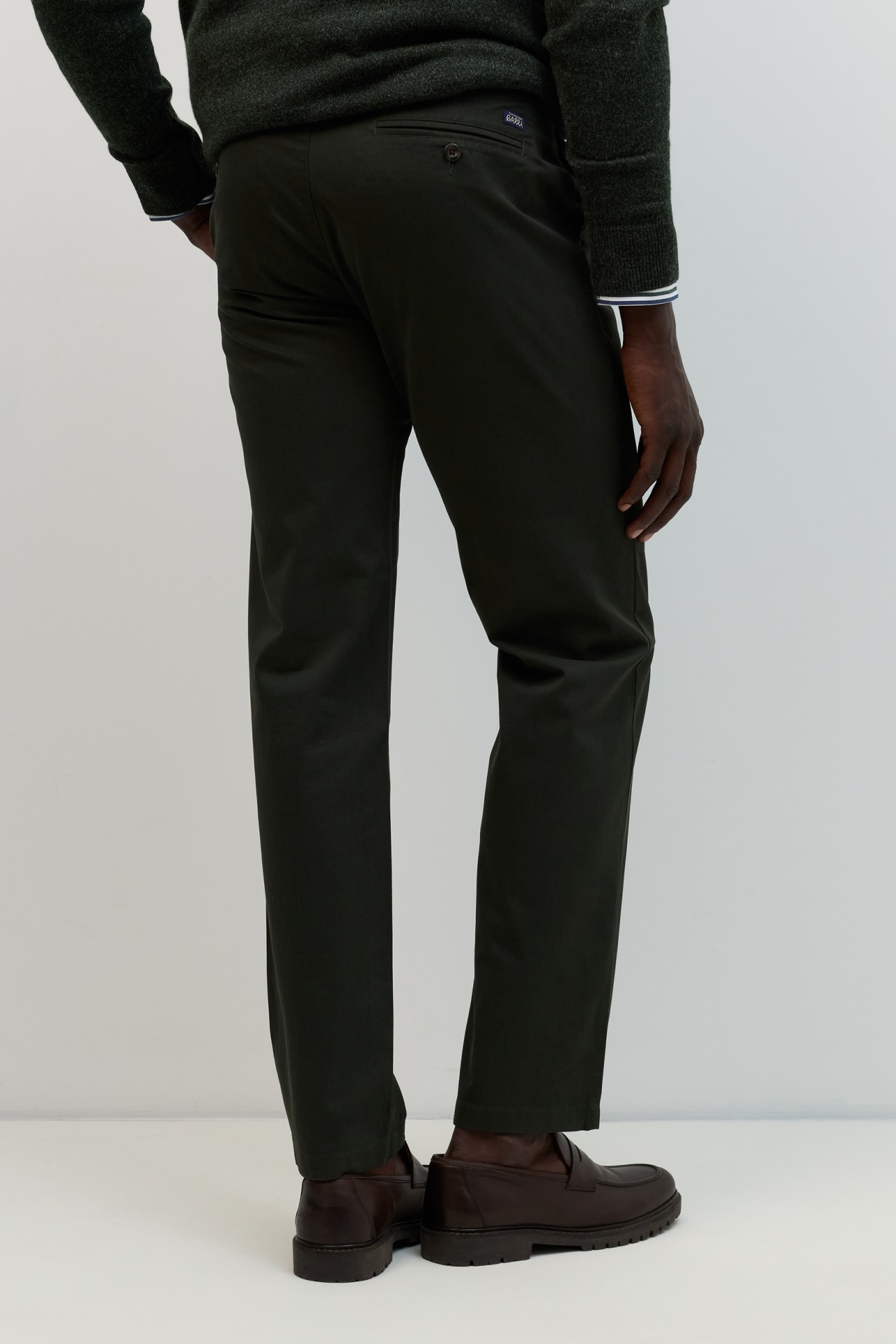 Cal�as chino regular fit em verde